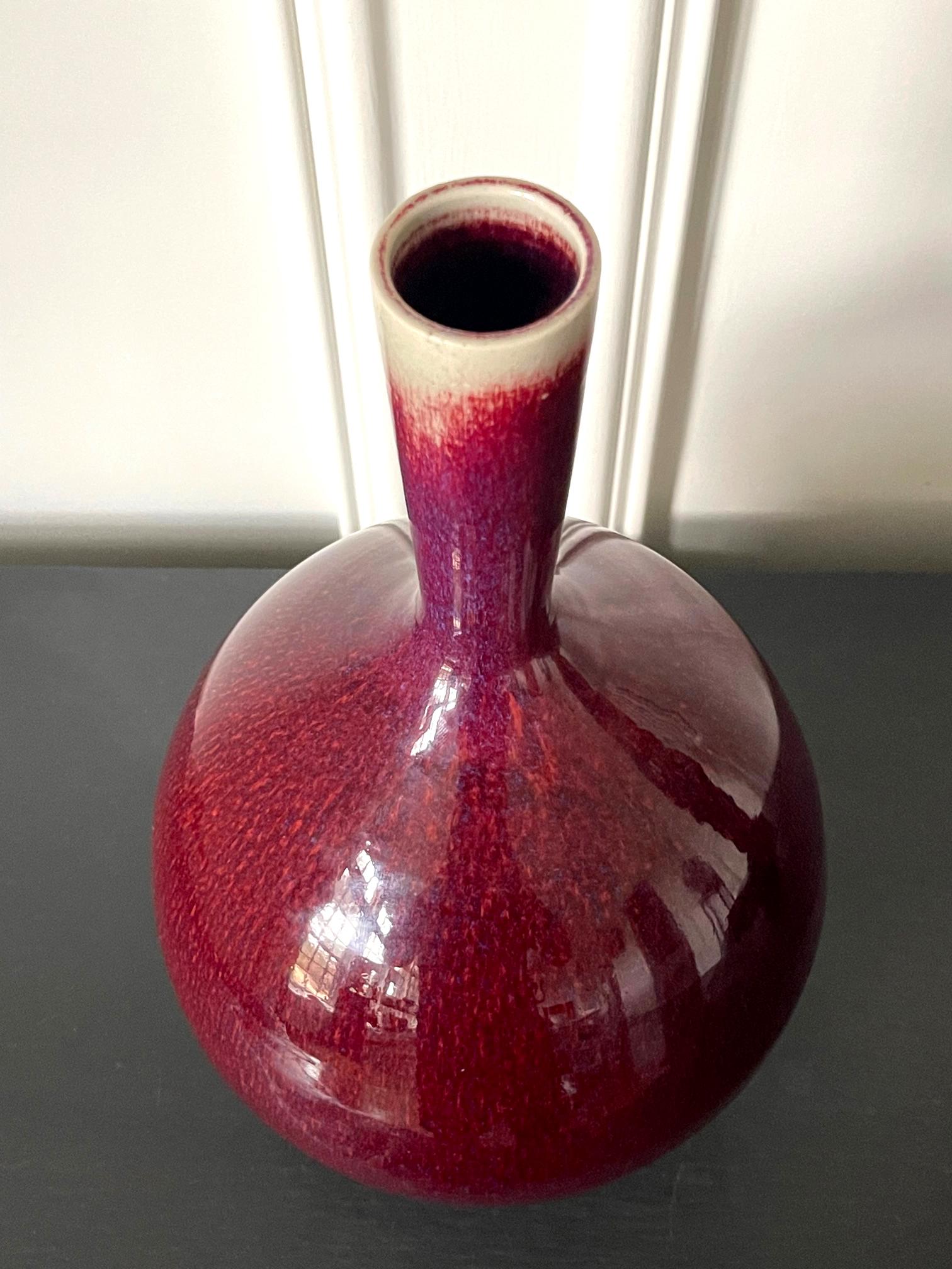 Milieu du XXe siècle Grand vase en céramique avec glaçure Sang-de-Bœuf du frère Thomas Bezanson en vente
