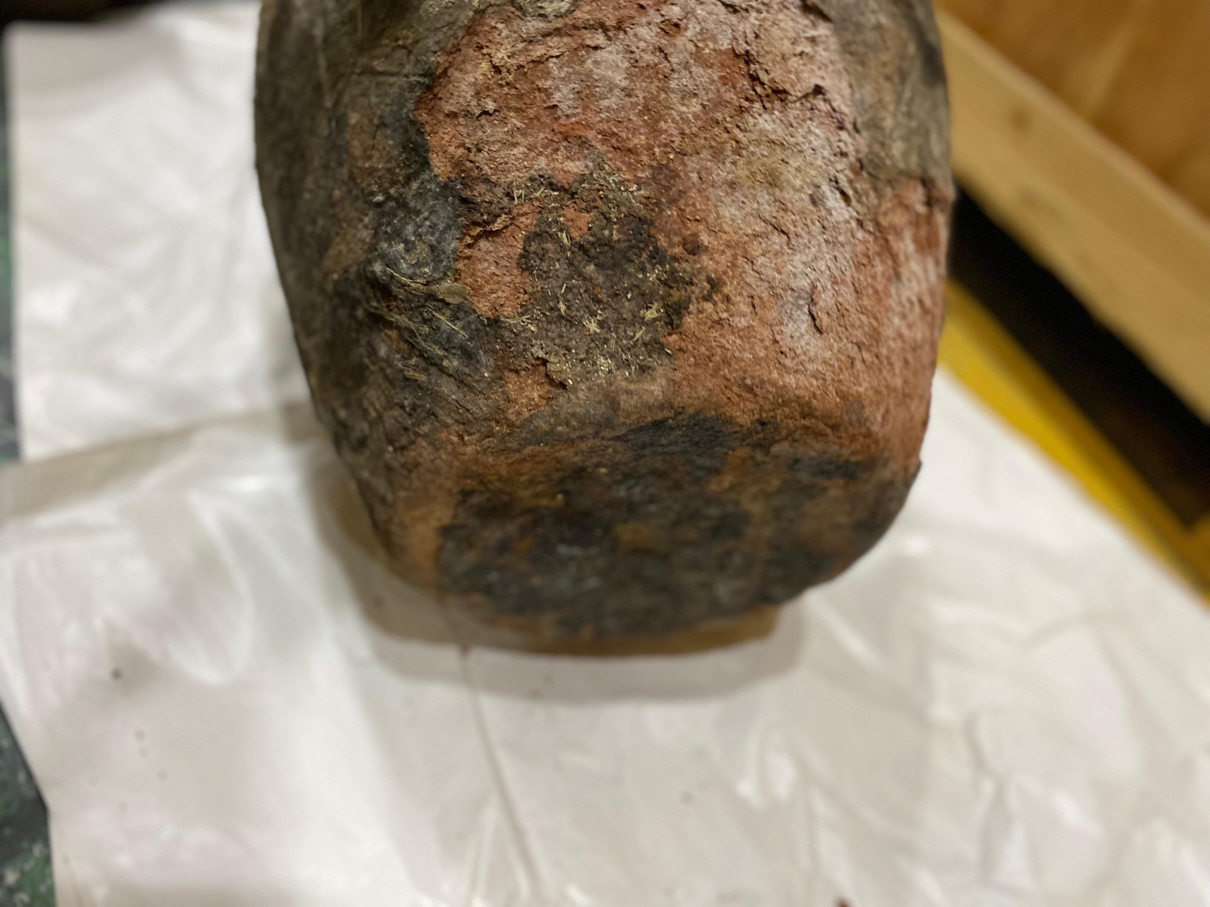 Fragment de grand pot en terre cuite égyptien précoce avec des bras 4