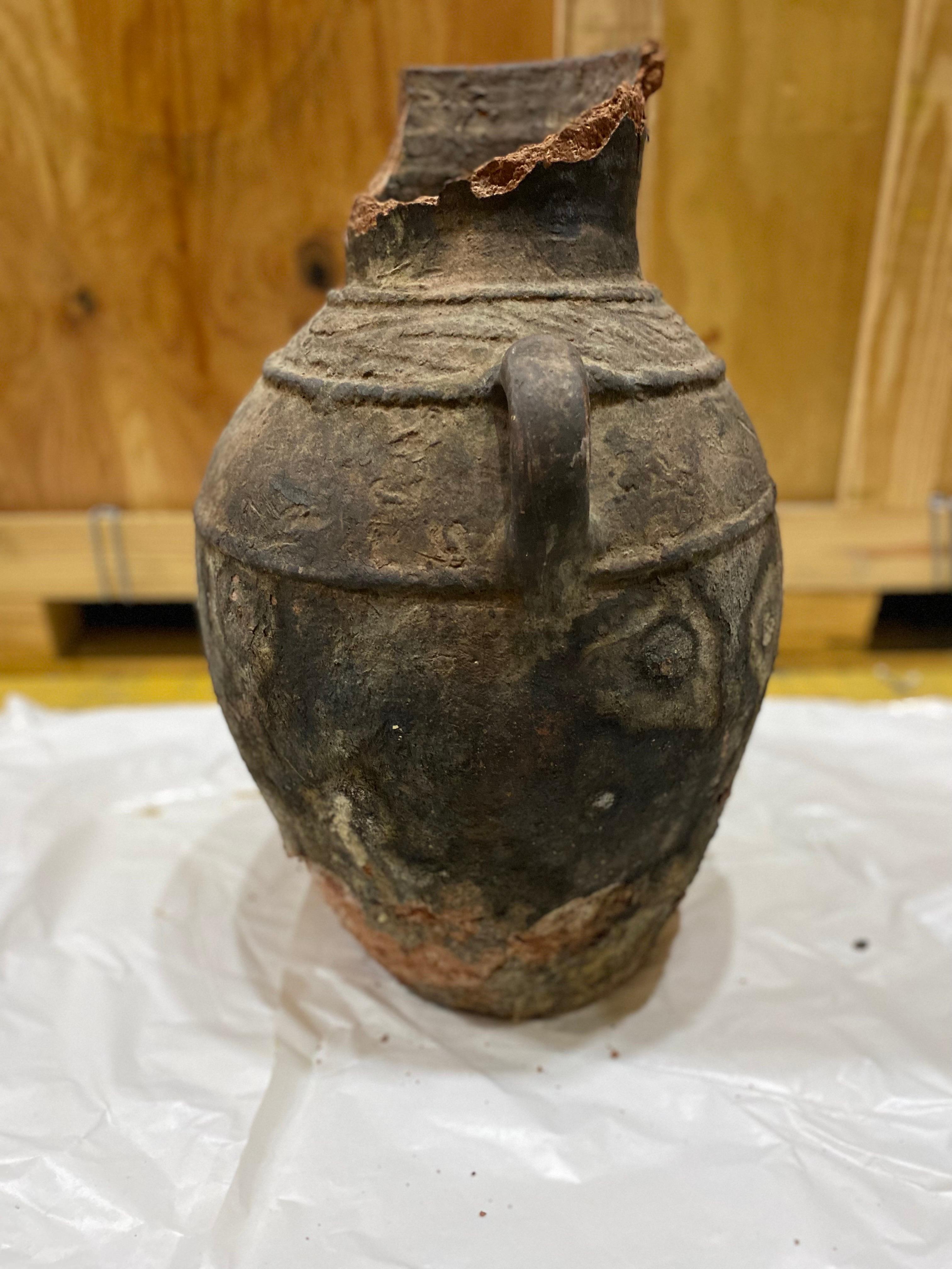 Fragment de grand pot en terre cuite égyptien précoce avec des bras
Une pièce ancienne, peut-être antérieure au XIXe siècle.  Acheté en France car originaire d'Egypte. La moitié supérieure est manquante. Beaucoup d'usure et de perte mais une pièce