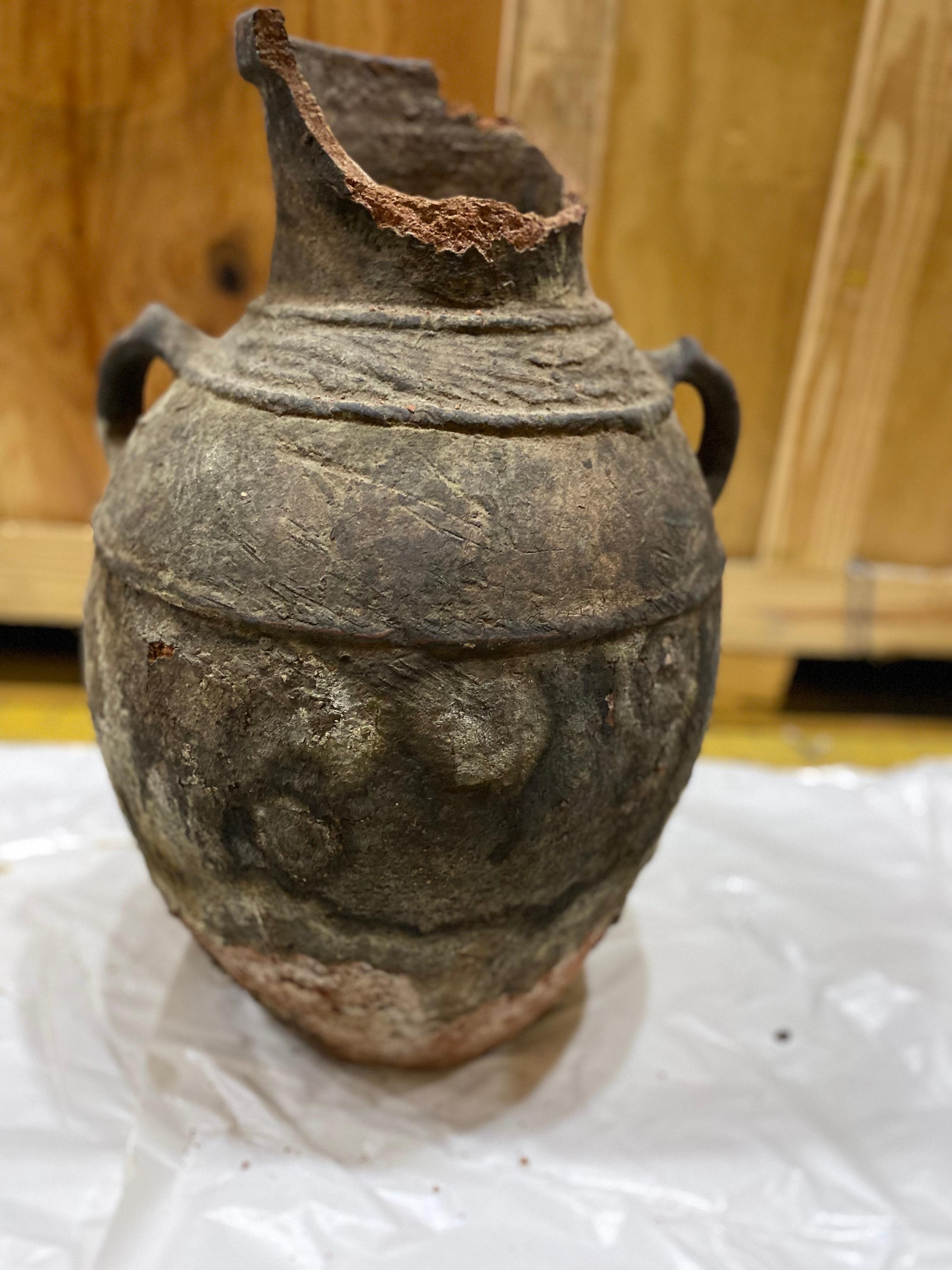 Égyptien Fragment de grand pot en terre cuite égyptien précoce avec des bras