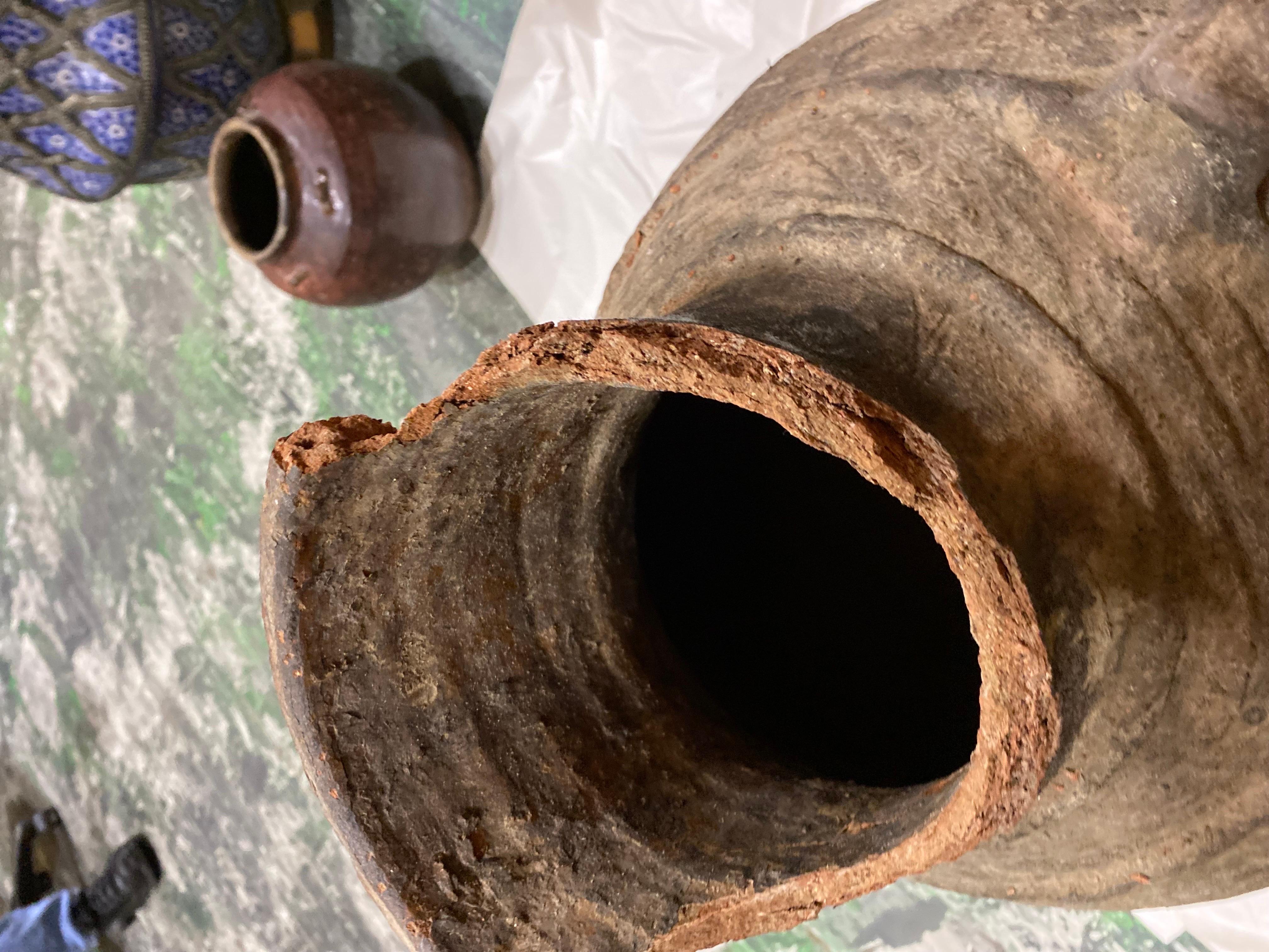 Terre cuite Fragment de grand pot en terre cuite égyptien précoce avec des bras