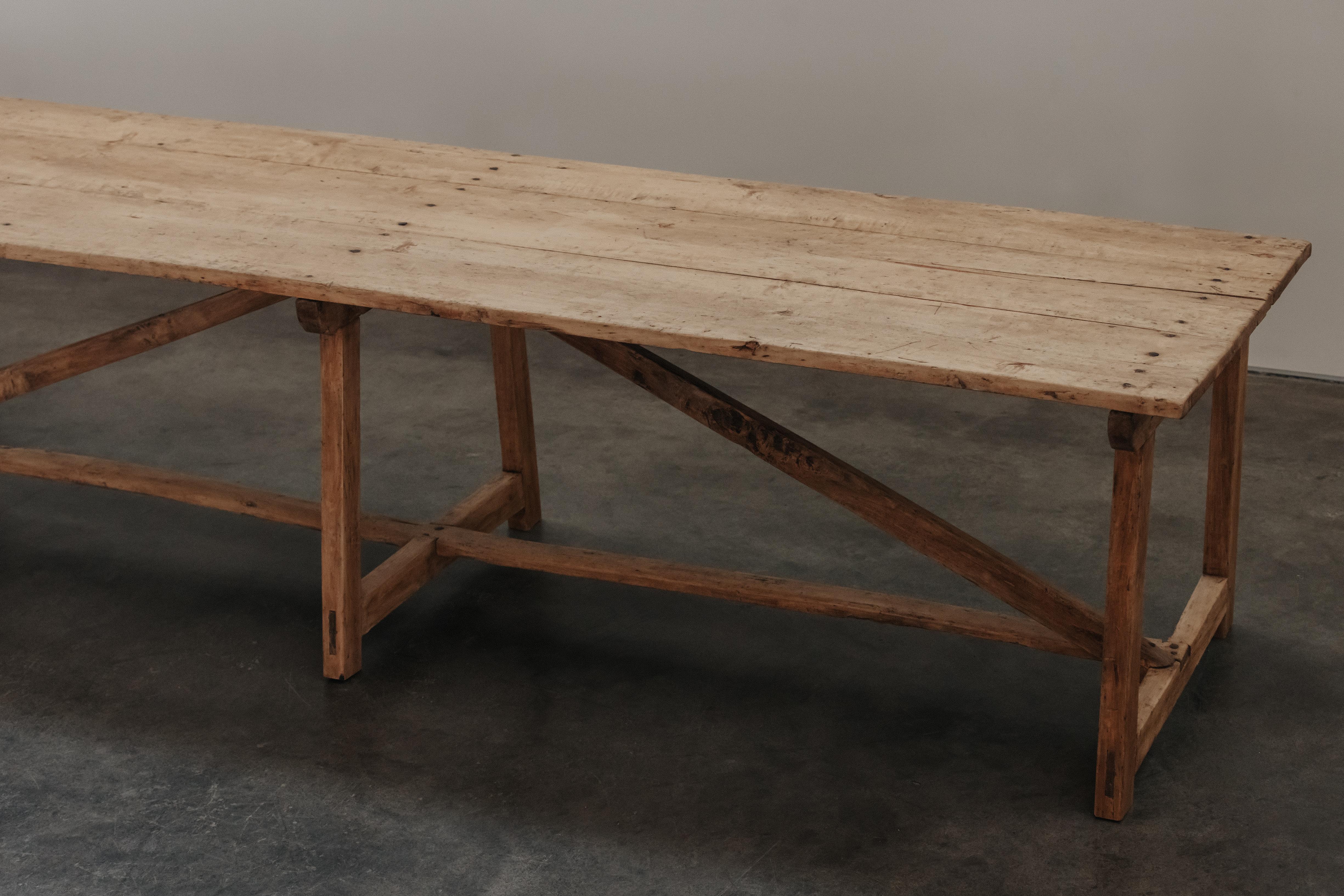 Grande table à manger en pin d'Espagne, vers 1850 Bon état - En vente à Nashville, TN