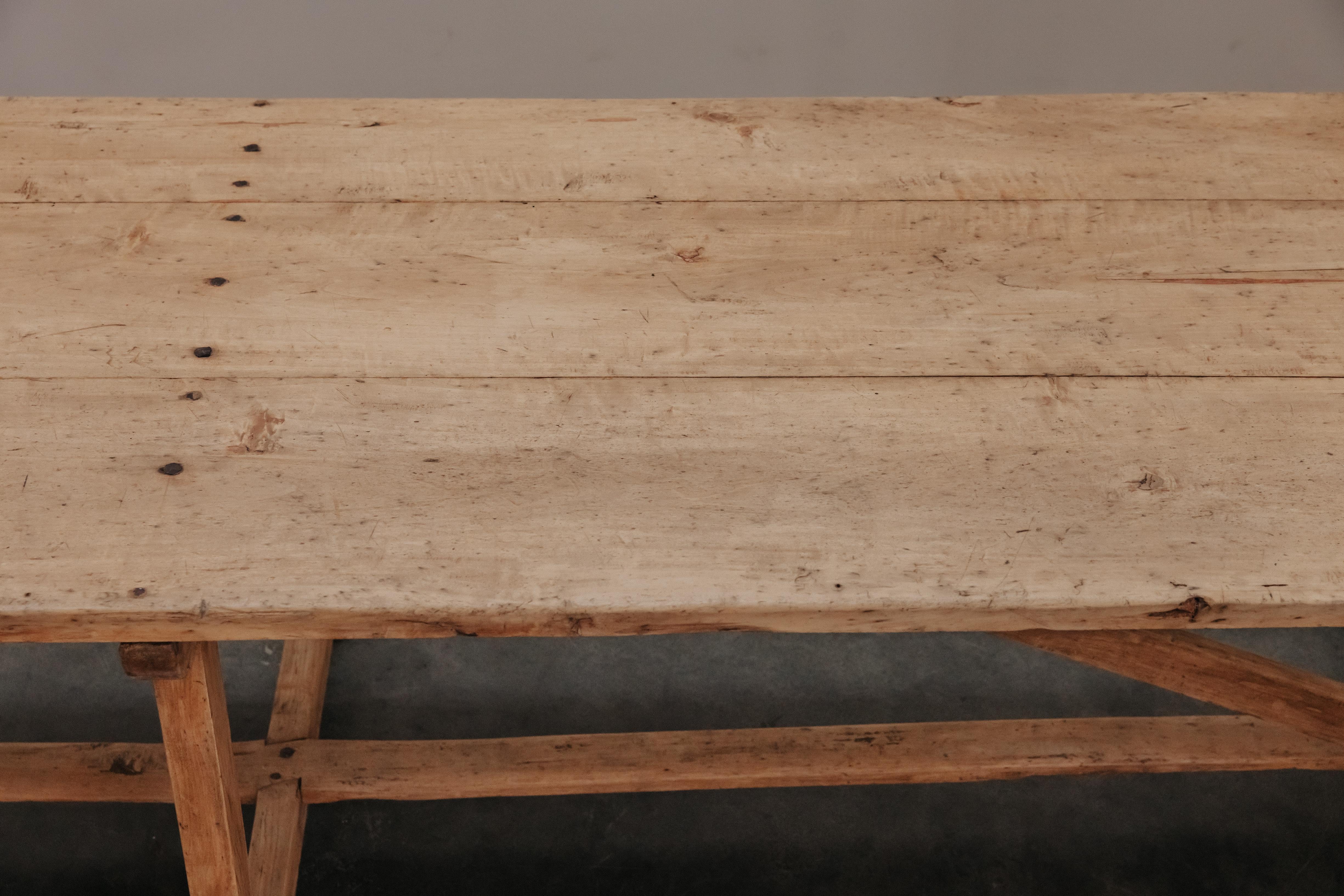Milieu du XIXe siècle Grande table à manger en pin d'Espagne, vers 1850 en vente