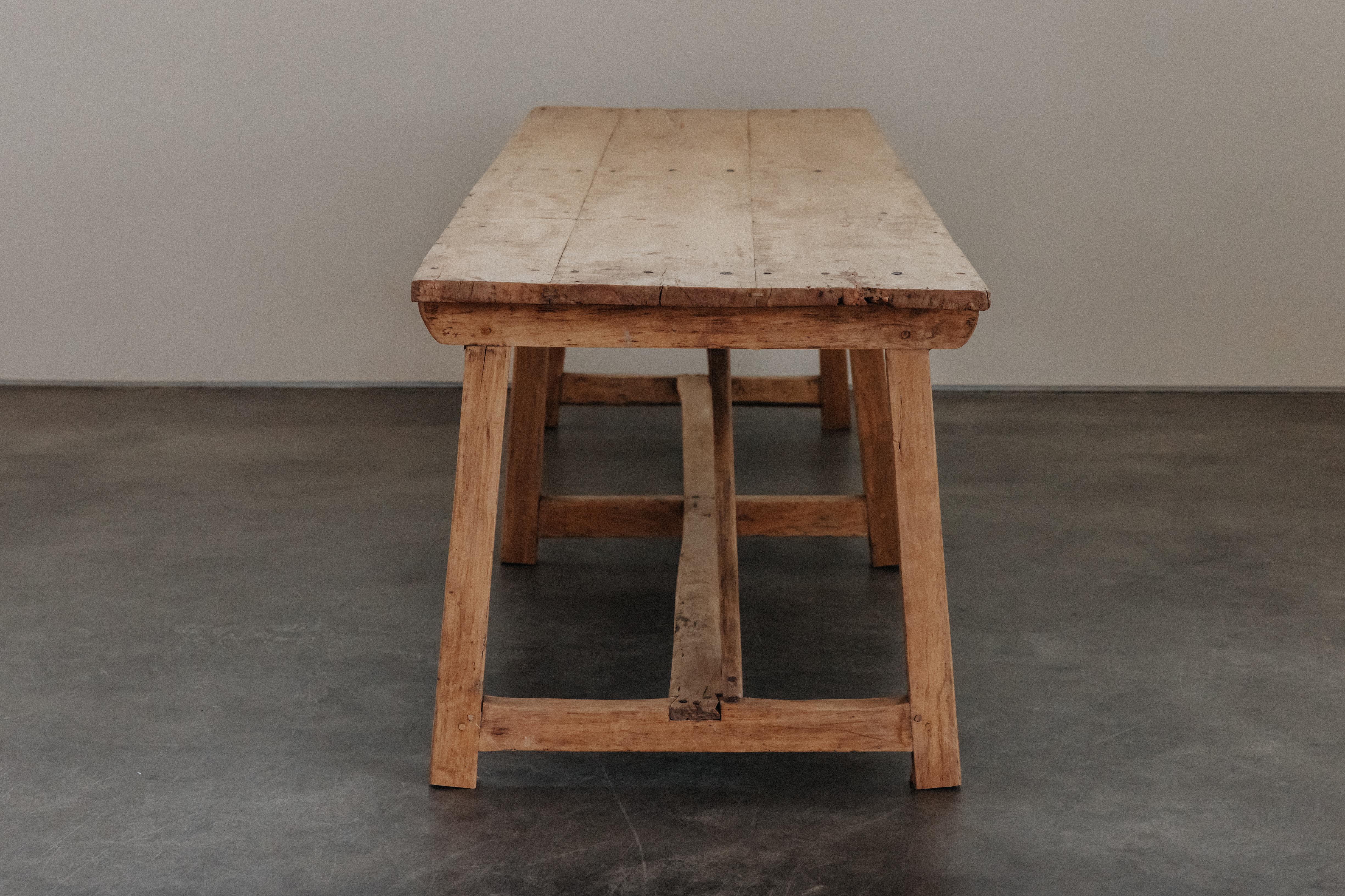 Grande table à manger en pin d'Espagne, vers 1850 en vente 1