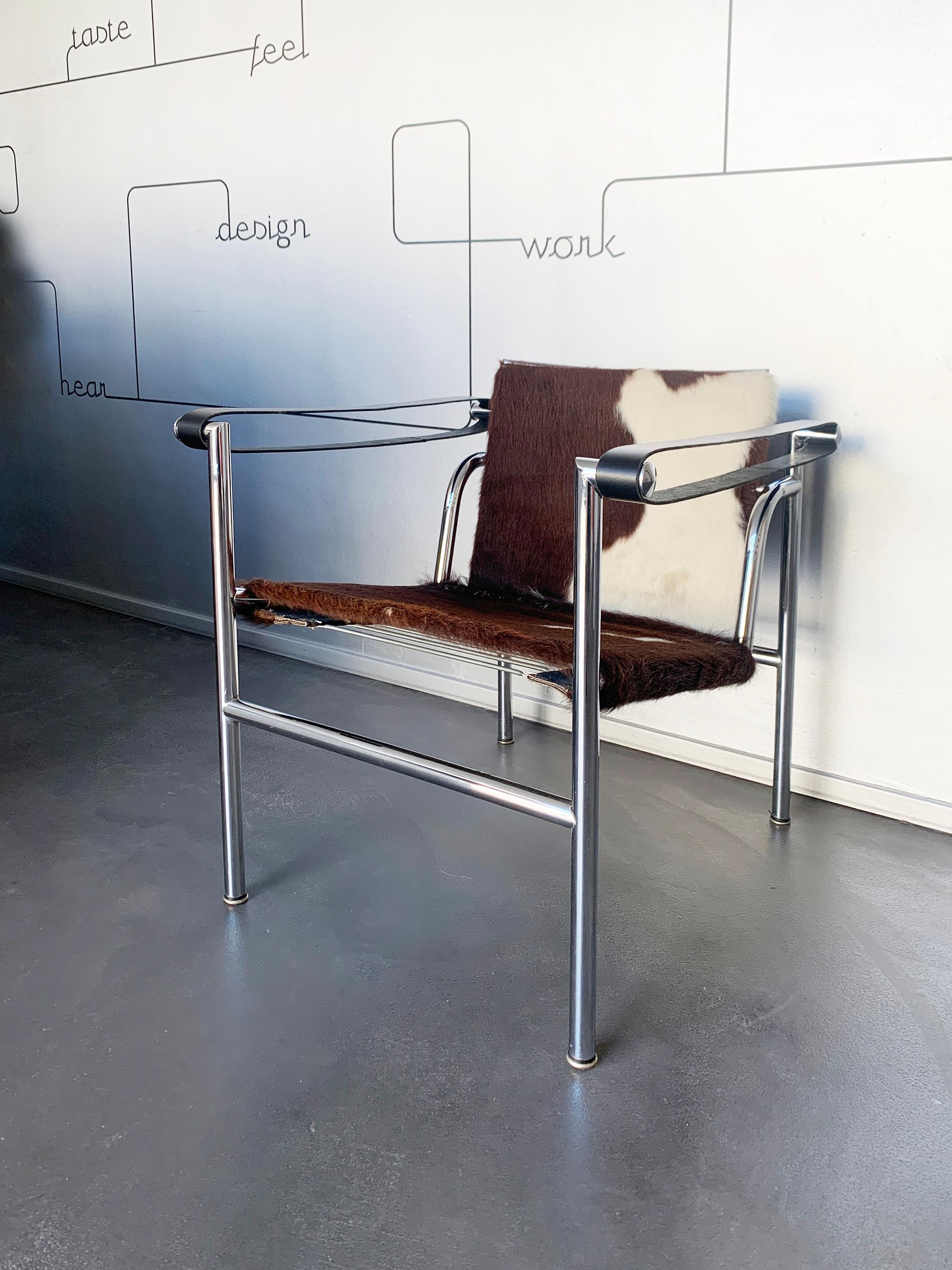 LC1 chair was designed by Le Corbusier, Pierre Jeanneret, and Charlotte Perriand in 1928.

Cassina bought the rights and started to produce these chairs +/-1960. This particular chair is numbered 2724 and must have been produced in the early