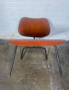 Early LCM Red Aniline Dye par Charles Eames pour Herman Miller