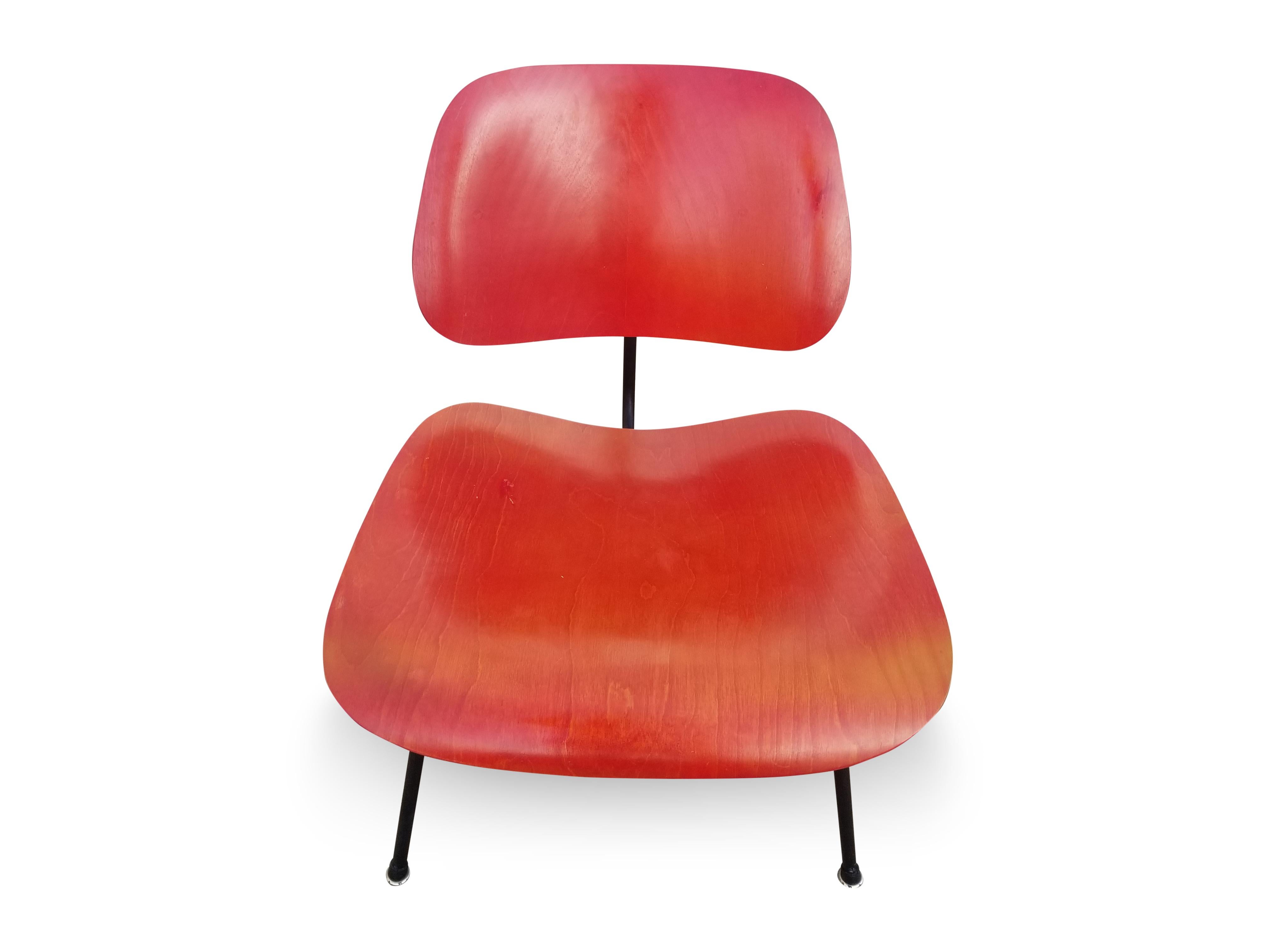 Frühes LCM Rotes Anilin gefärbt von Charles Eames für Herman Miller (Moderne der Mitte des Jahrhunderts) im Angebot