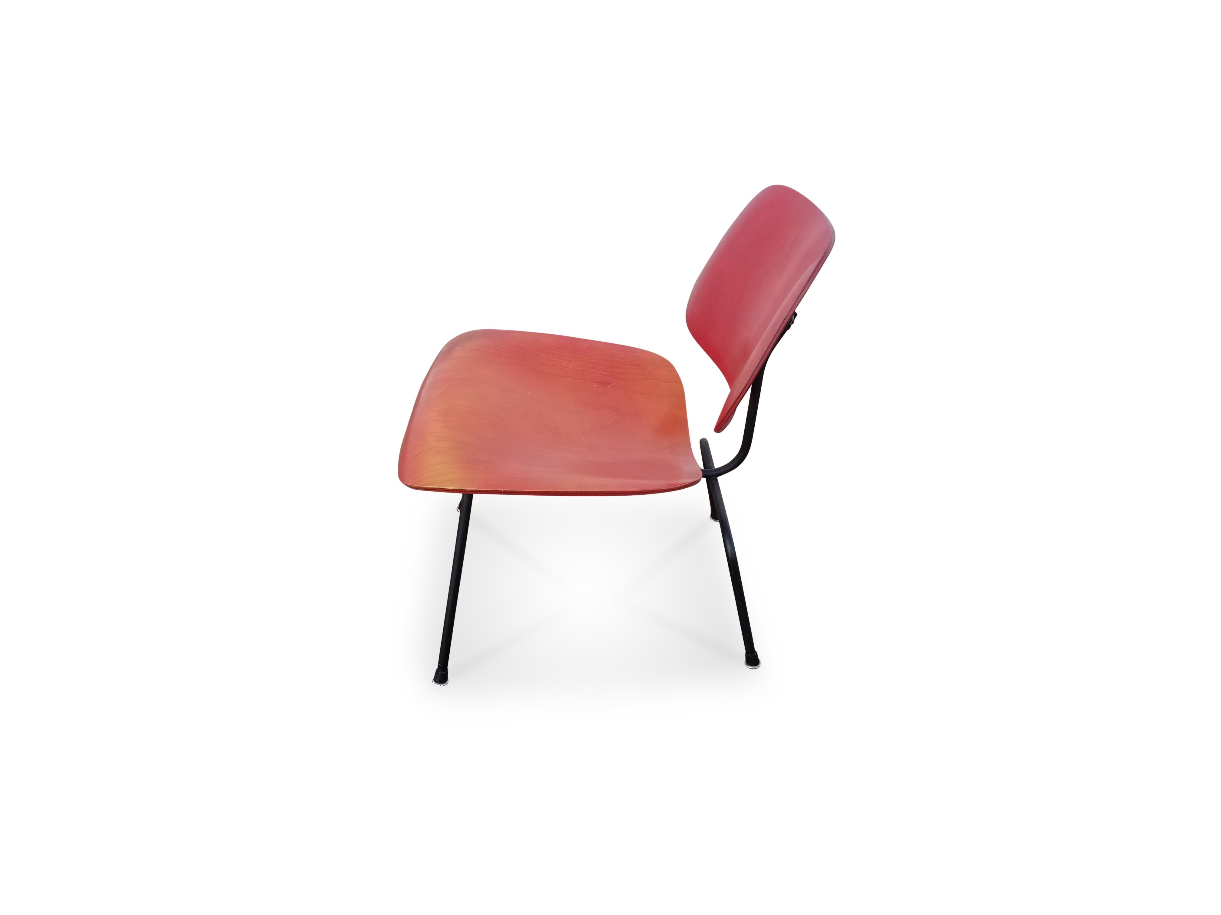 Américain Fauteuil en aniline rouge teint début LCM par Charles Eames pour Herman Miller en vente