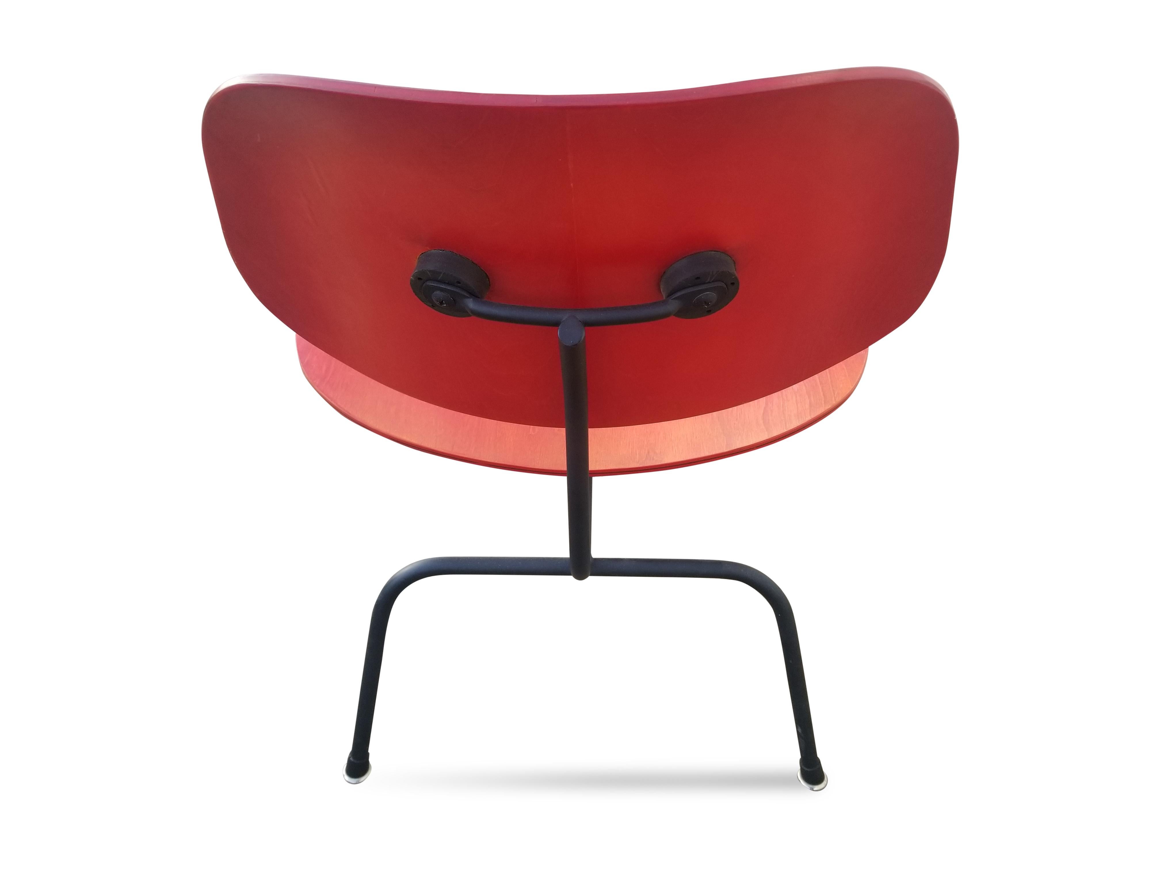 Fauteuil en aniline rouge teint début LCM par Charles Eames pour Herman Miller Bon état - En vente à Middlesex, NJ