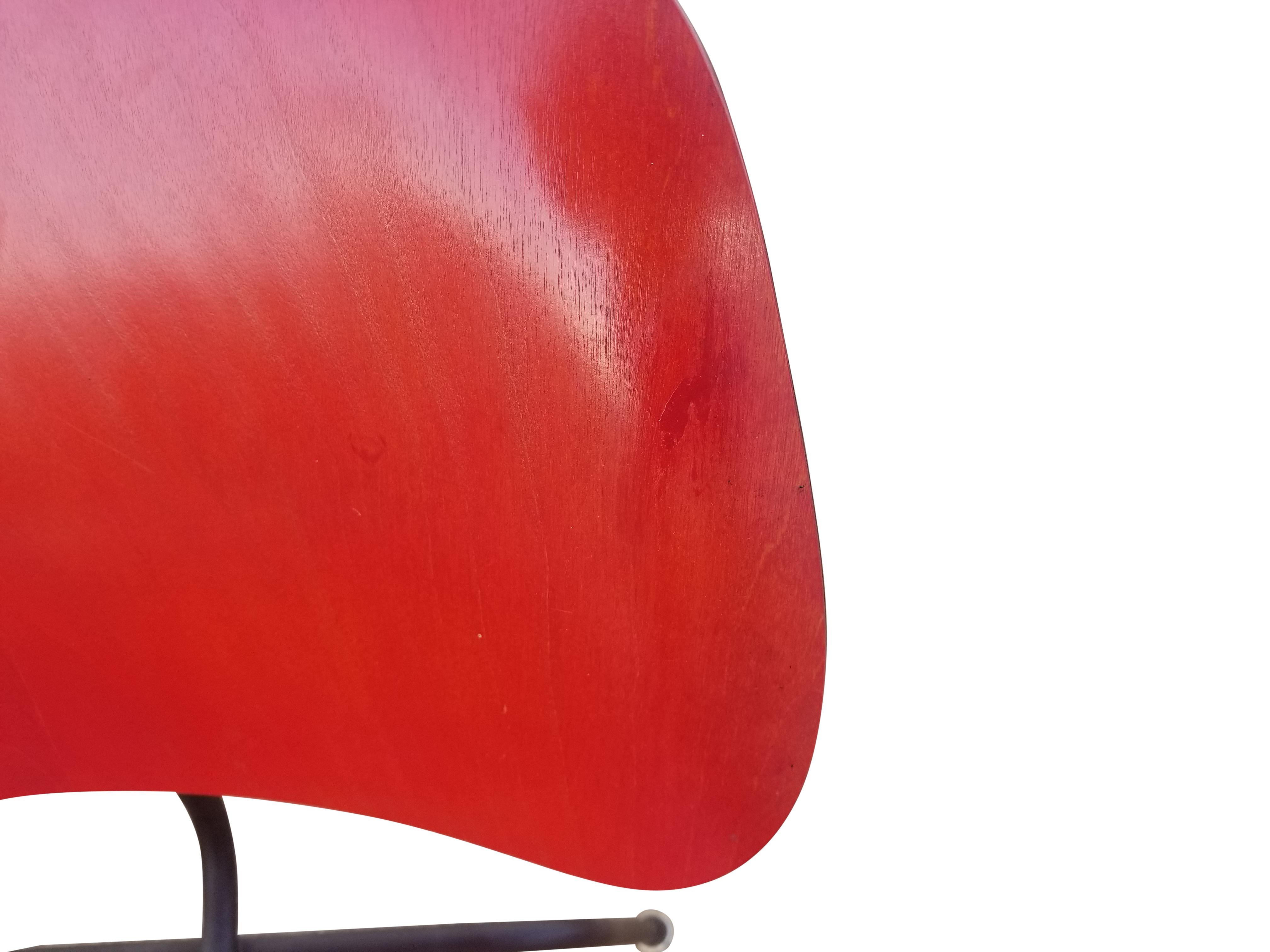 Frühes LCM Rotes Anilin gefärbt von Charles Eames für Herman Miller im Angebot 2