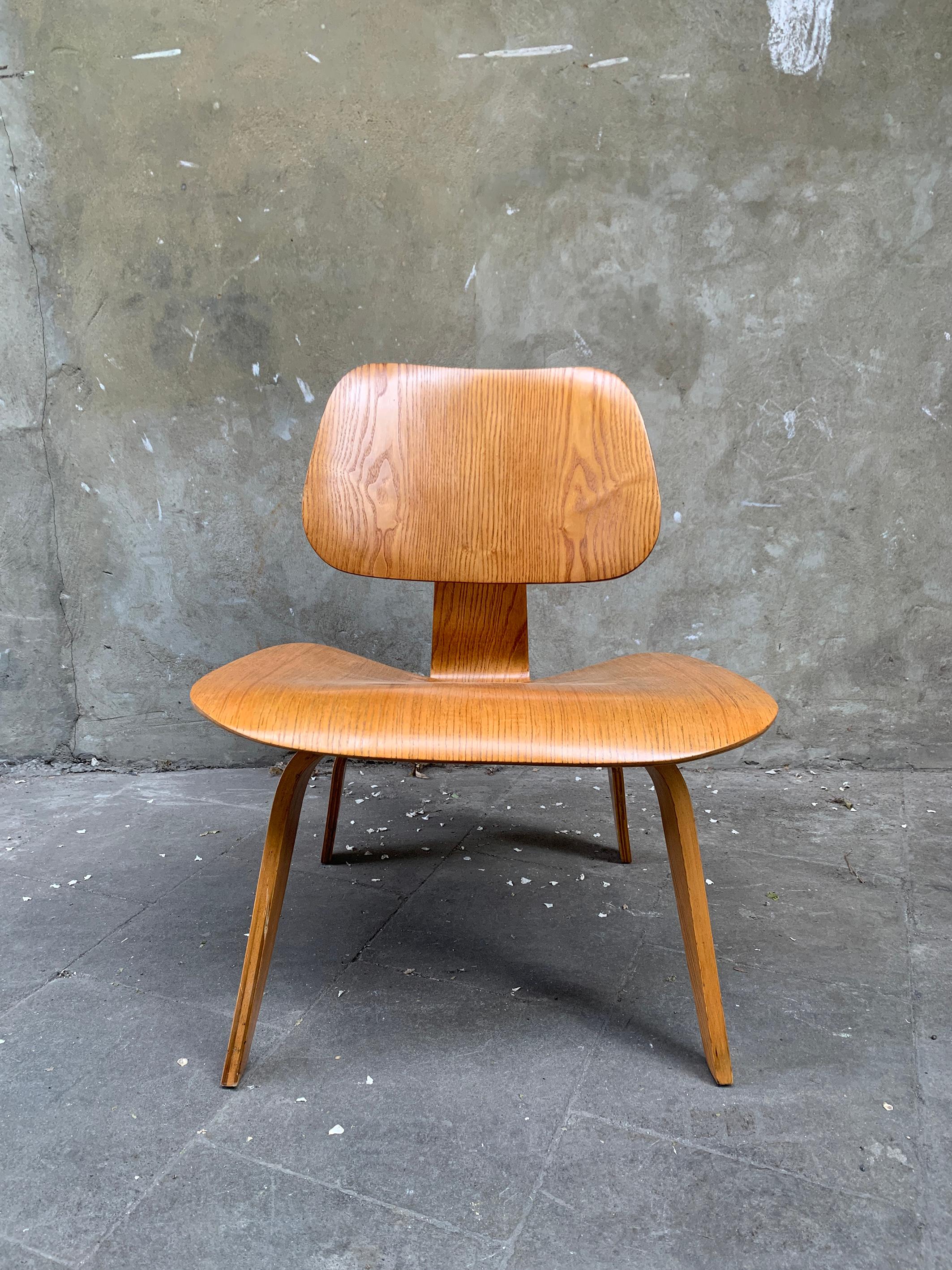 Mid-Century Modern Early LCW Lounge Chair in Ash by Charles & Ray Eames, Herman Miller, 1950s
