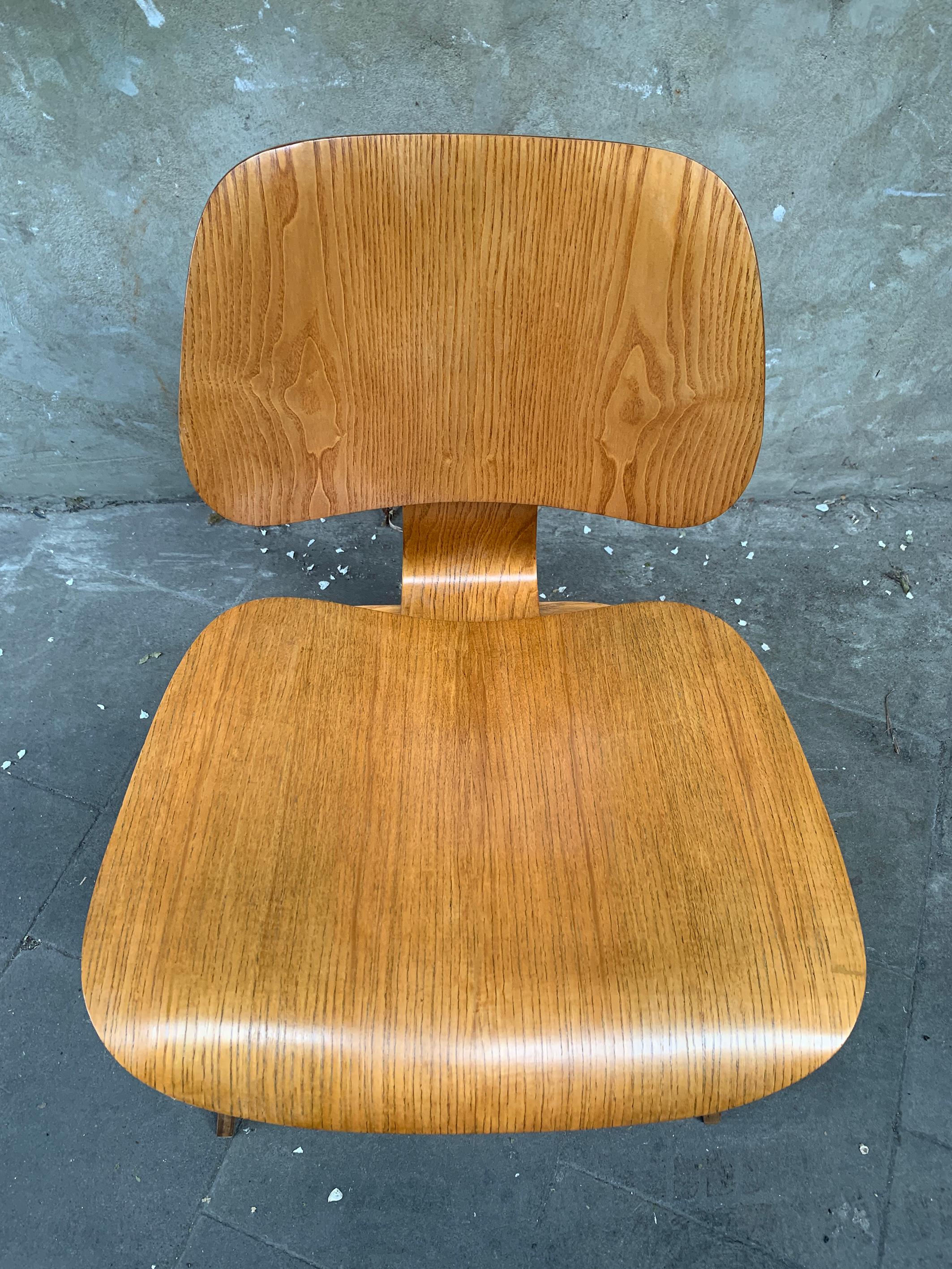 Veneer Early LCW Lounge Chair in Ash by Charles & Ray Eames, Herman Miller, 1950s