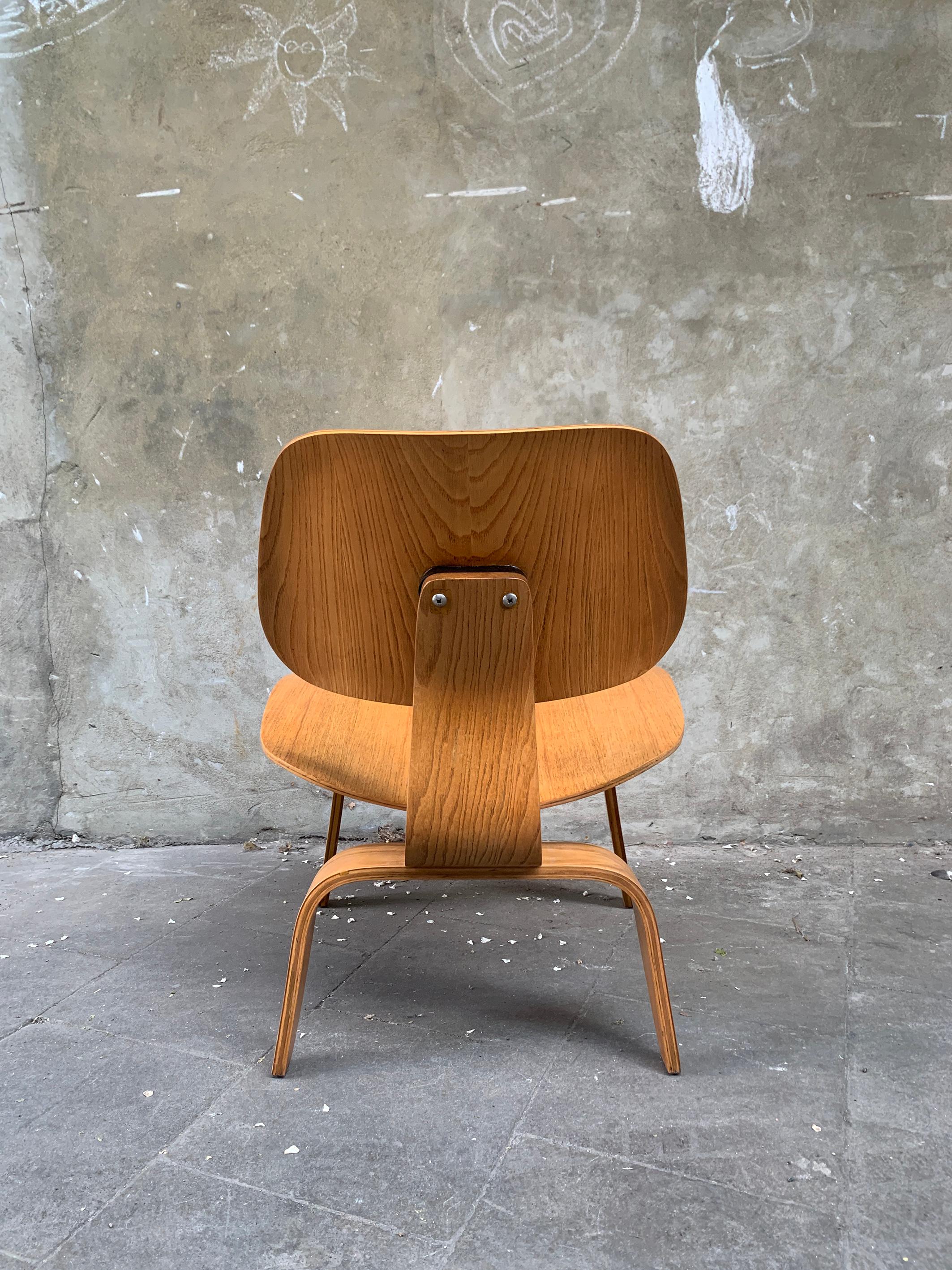 Early LCW Lounge Chair in Ash by Charles & Ray Eames, Herman Miller, 1950s In Good Condition In Vorst, BE