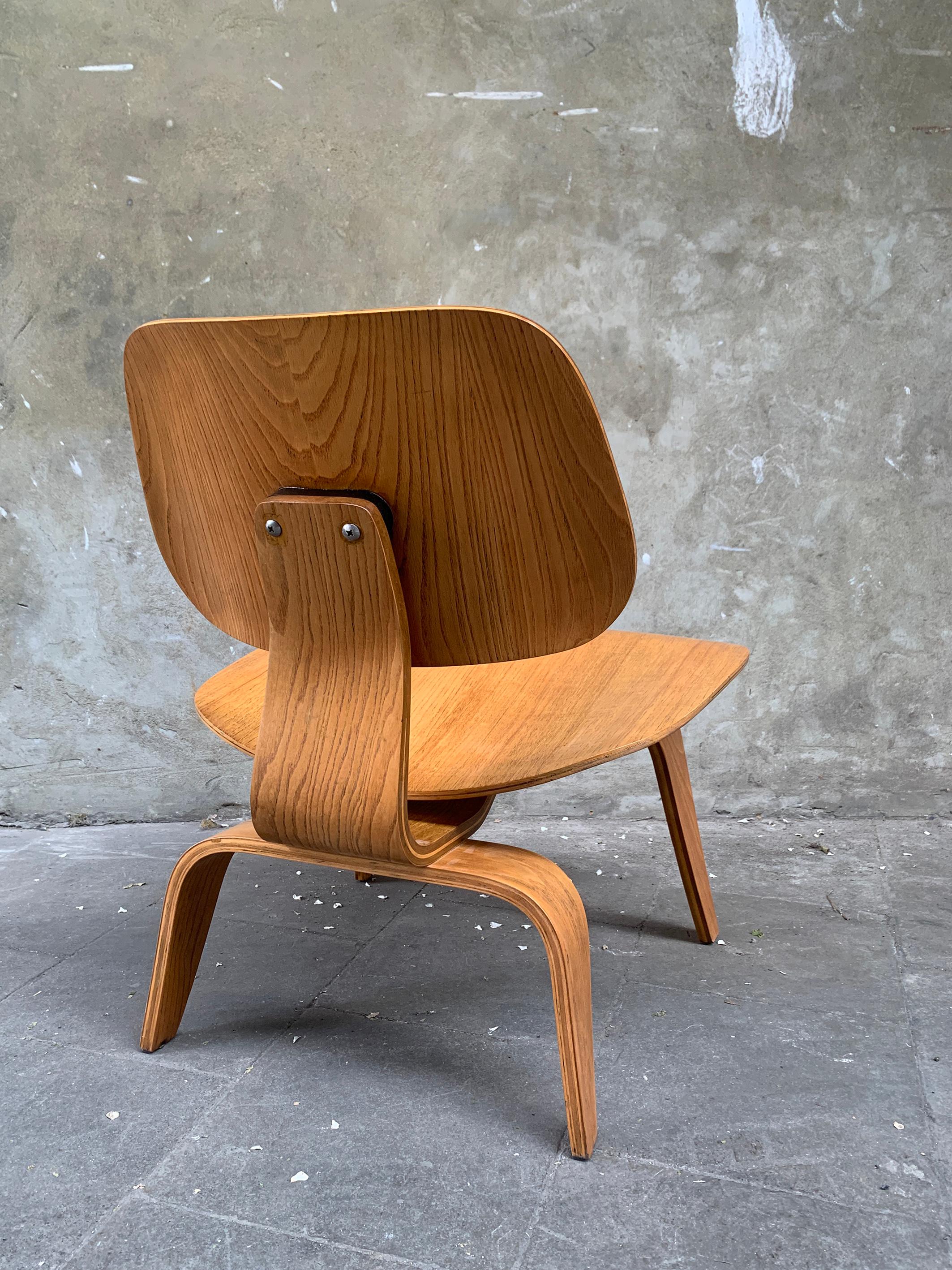 20th Century Early LCW Lounge Chair in Ash by Charles & Ray Eames, Herman Miller, 1950s