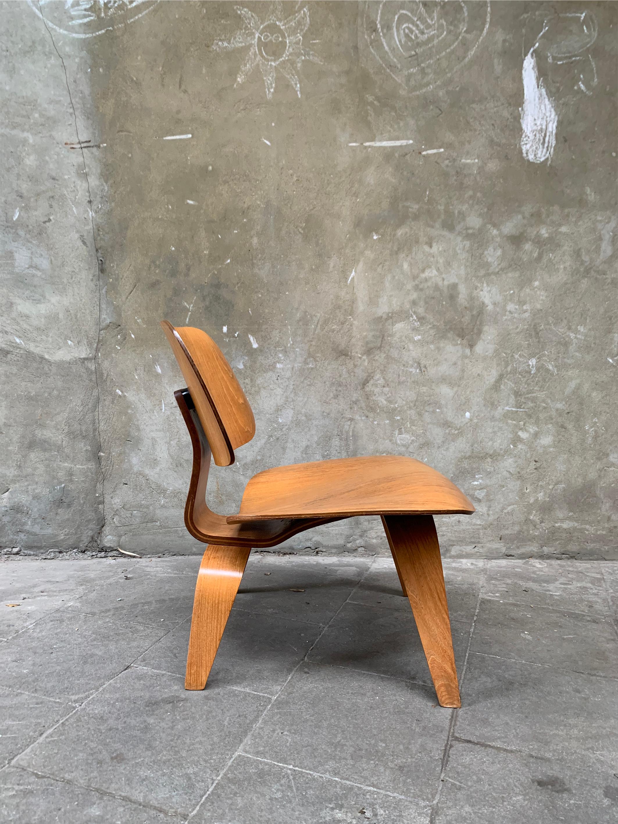 Mid-Century moderno Early LCW Lounge Chair in Ash, Charles & Ray Eames Herman Miller / Evans 1940s in vendita