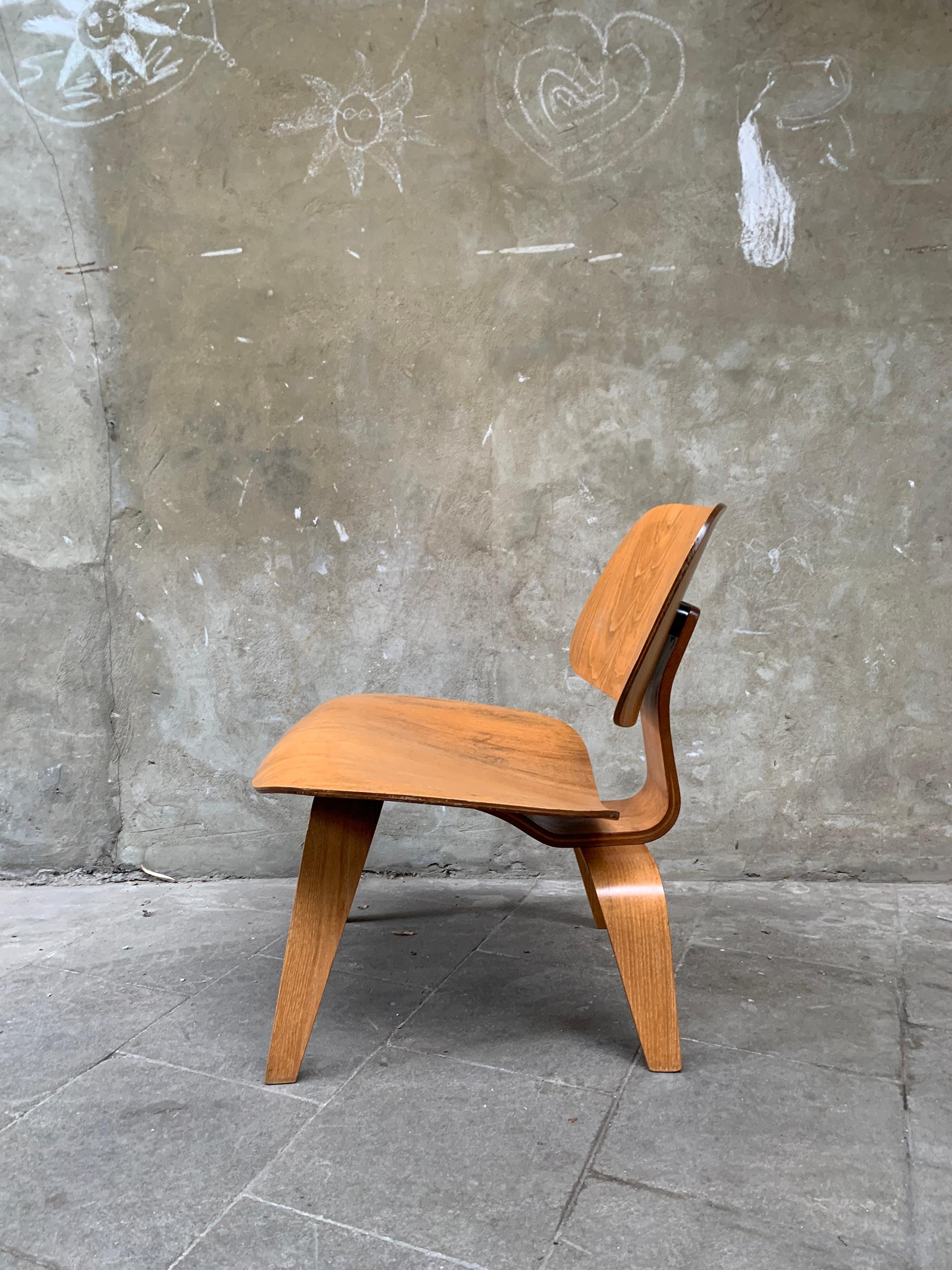 Impiallacciato Early LCW Lounge Chair in Ash, Charles & Ray Eames Herman Miller / Evans 1940s in vendita