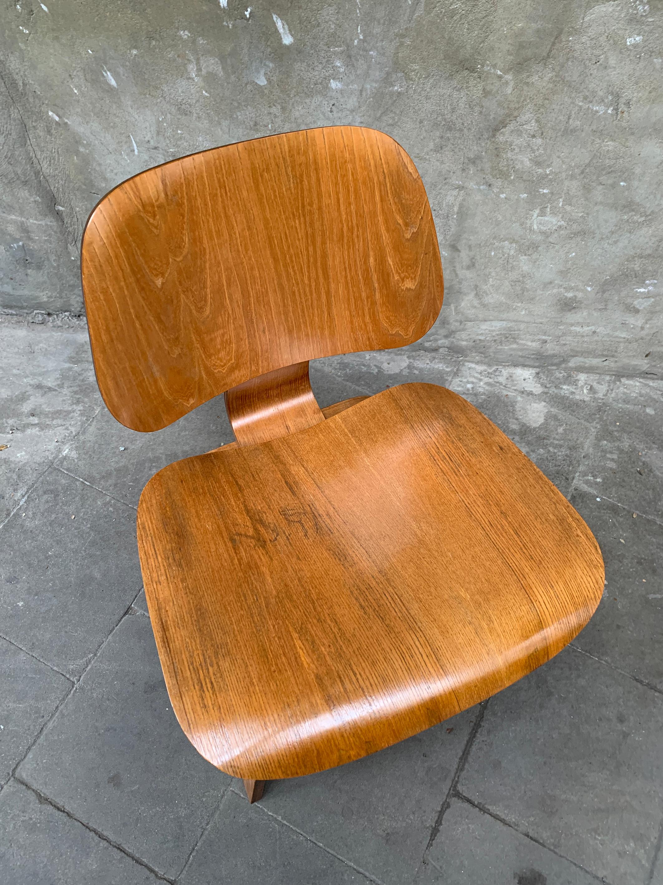 XX secolo Early LCW Lounge Chair in Ash, Charles & Ray Eames Herman Miller / Evans 1940s in vendita