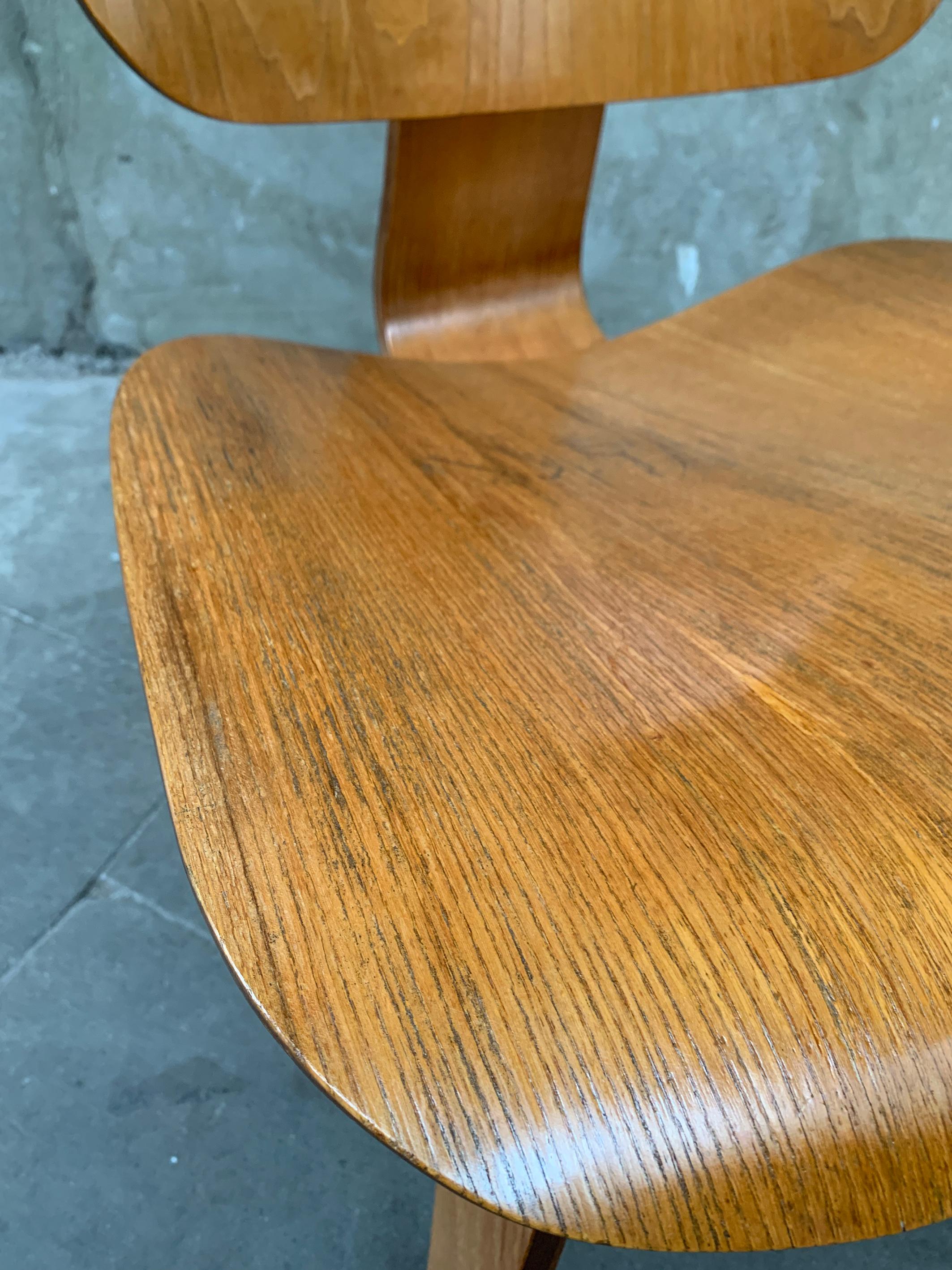 Compensato Early LCW Lounge Chair in Ash, Charles & Ray Eames Herman Miller / Evans 1940s in vendita