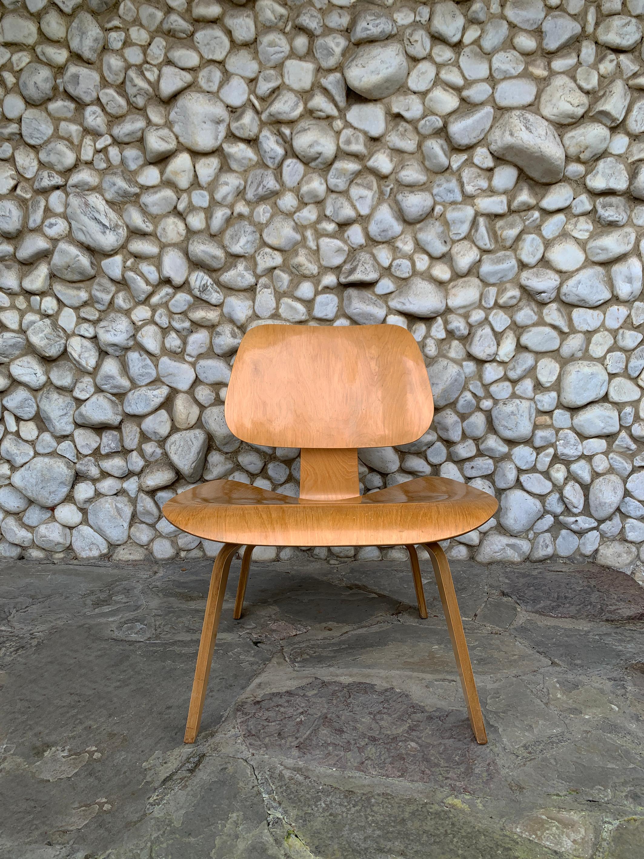 Ein früher LCW (Lounge Chair Wood) aus Birke.

Hergestellt von Herman Miller zwischen 1952 und 1958 (die Produktion des LCW wurde 1958 eingestellt, bis er 1994 wieder eingeführt wurde).   

Originalzustand und -ausführung. Heutzutage wird es immer