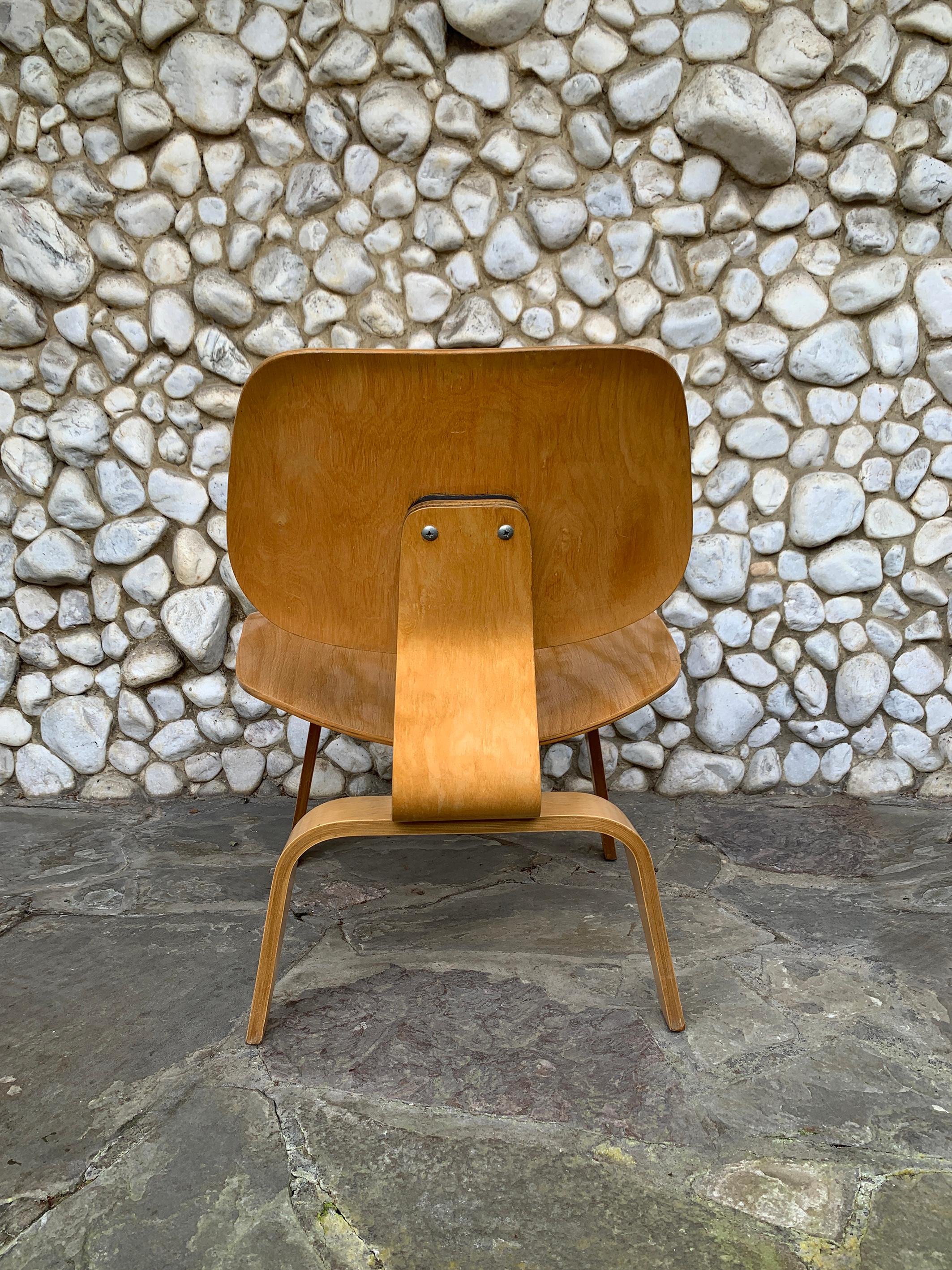 Mid-Century Modern Early LCW Lounge Chair in Birch by Charles & Ray Eames, Herman Miller, 1950s For Sale