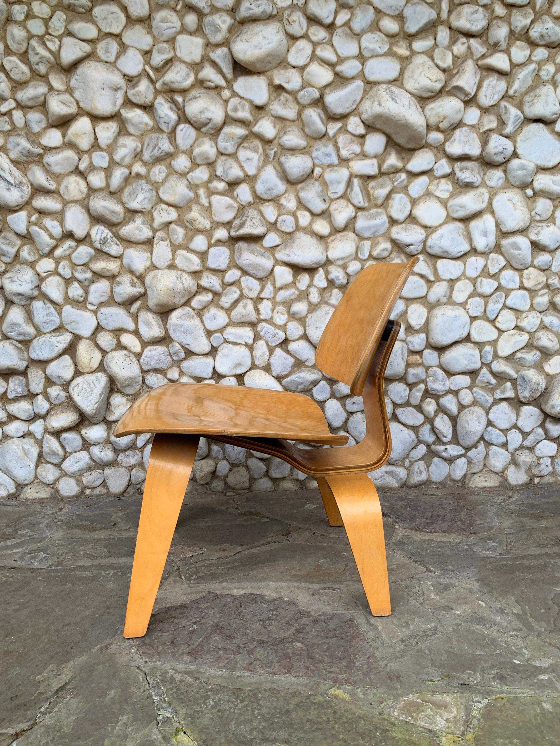 Placage Early LCW Lounge Chair en bouleau par Charles and Ray Eames, Herman Miller, années 1950 en vente