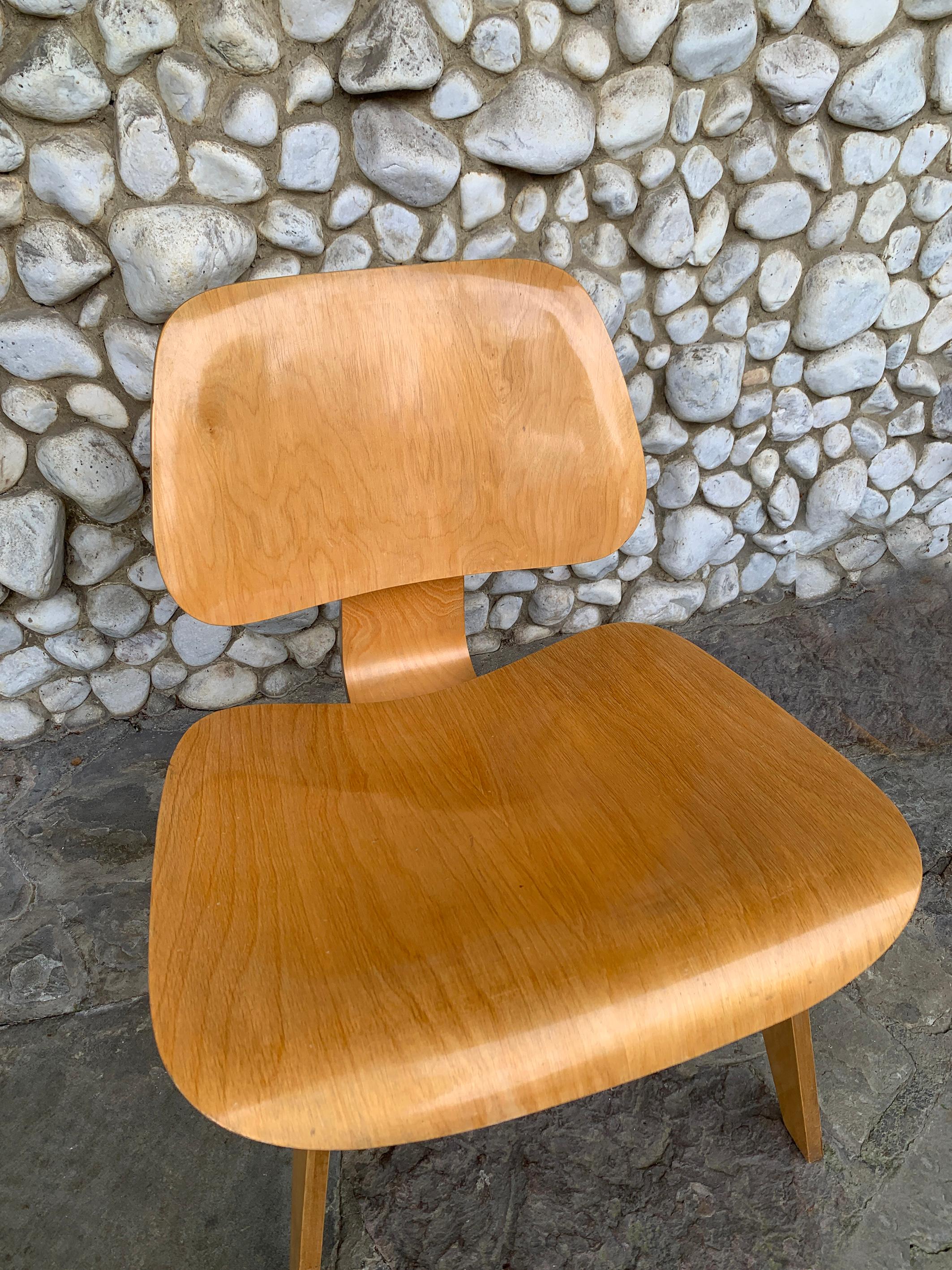 Mid-Century Modern Early LCW Lounge Chair in Birch by Charles & Ray Eames, Herman Miller, 1950s For Sale