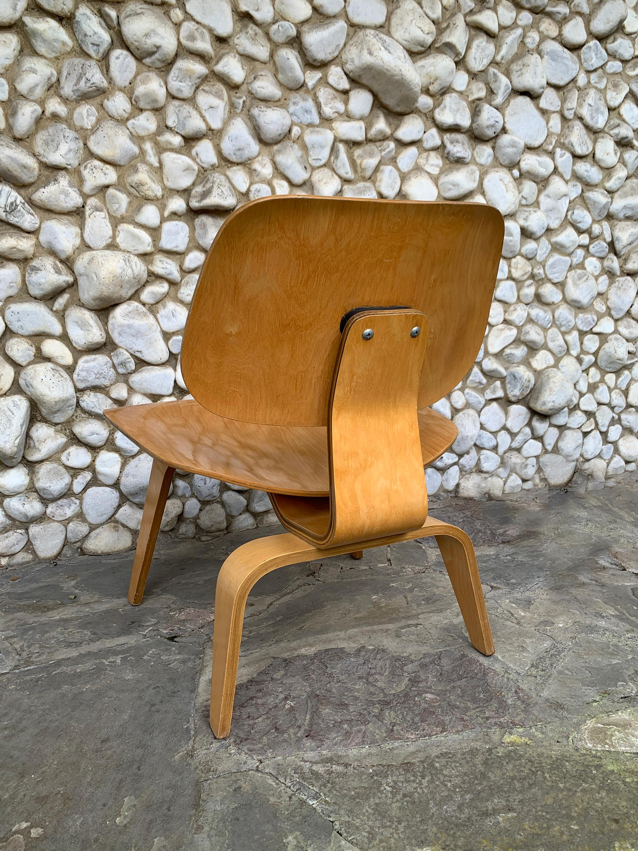 Plywood Early LCW Lounge Chair in Birch by Charles & Ray Eames, Herman Miller, 1950s For Sale