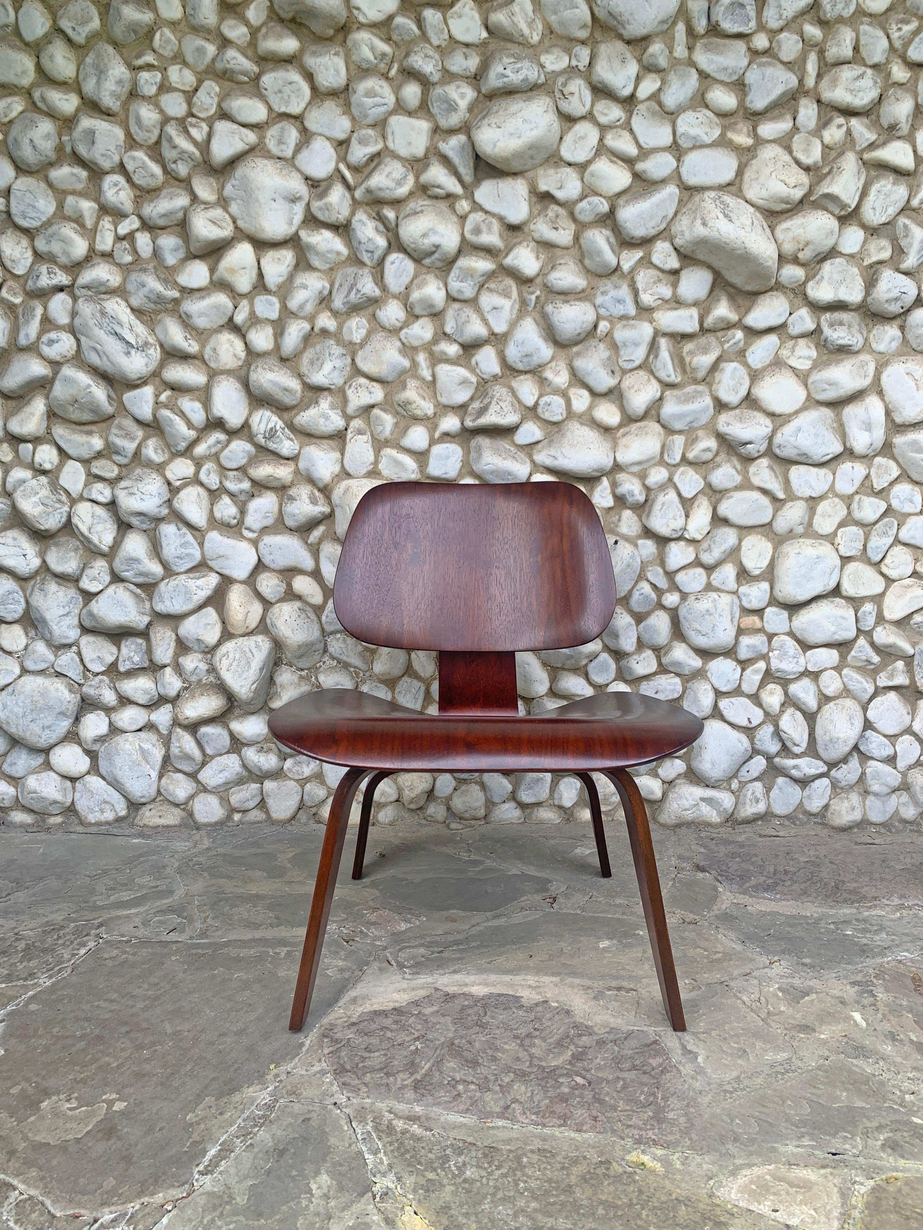 Un des premiers LCW (Lounge Chair Wood) en placage de noyer.

Chaise vendue par Herman Miller, mais produite par Evans Plywood en 1948-1949. La disposition des vis 5-2-5 ci-dessous n'a été utilisée que par Evans Products.  

Herman Miller reprend la