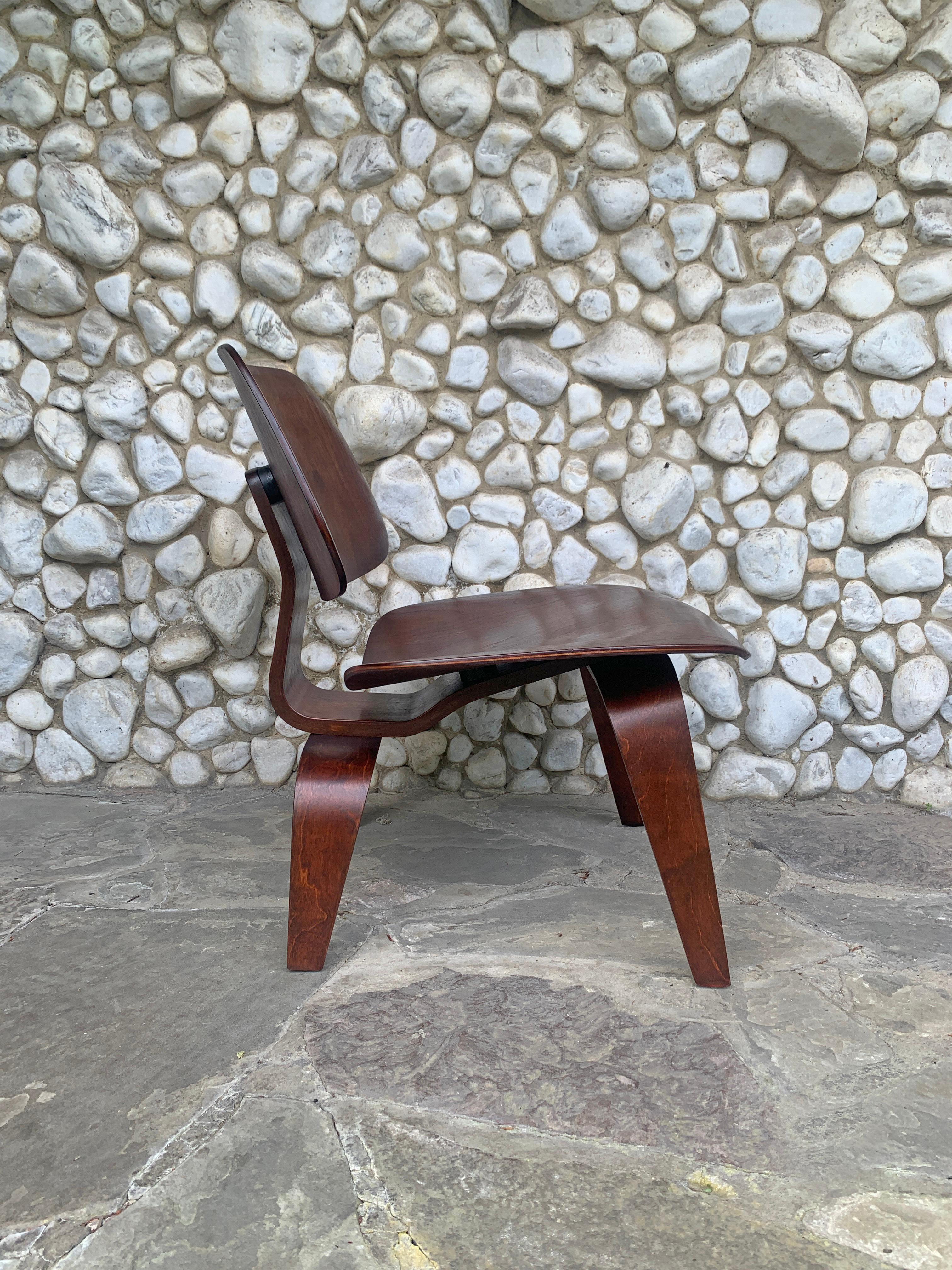 Mid-Century Modern Chaise longue LCW en noyer, Charles and Ray Eames Herman Miller 1940s en vente