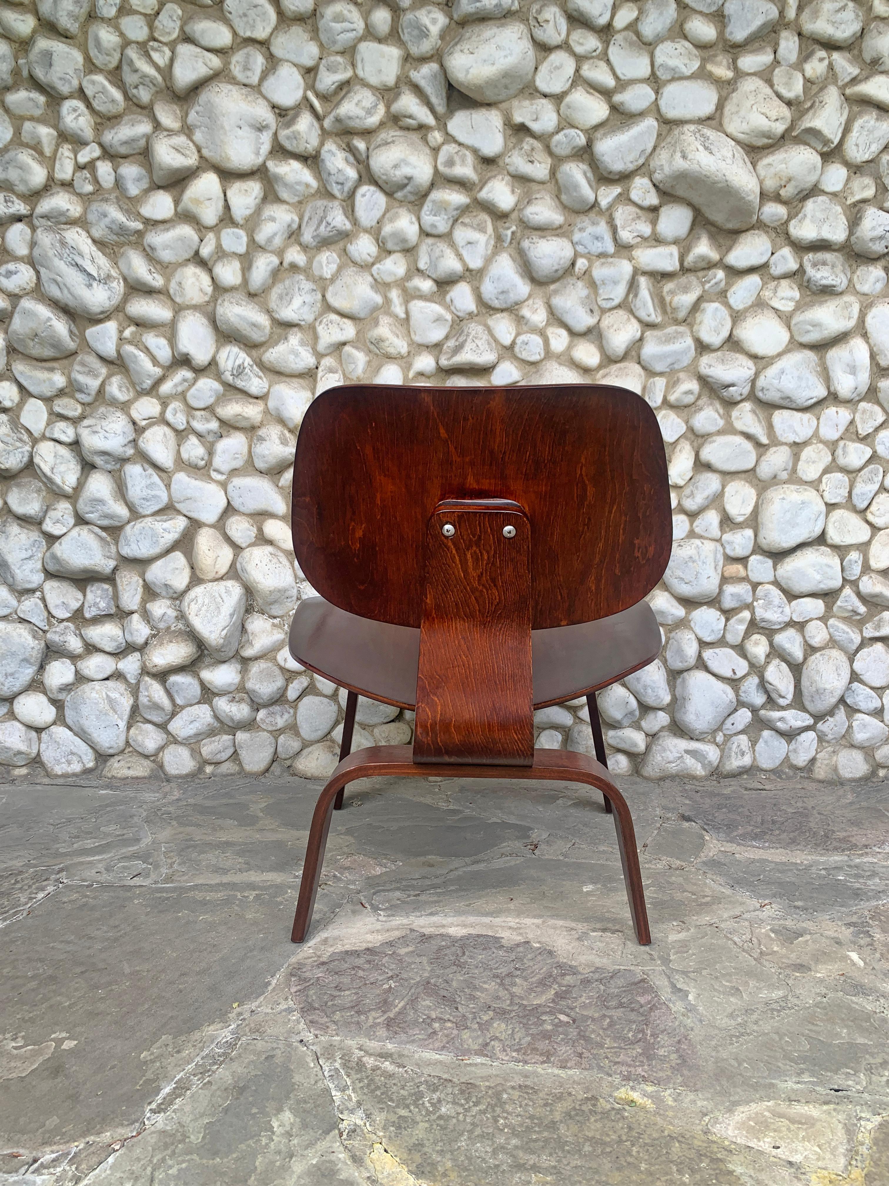 Américain Chaise longue LCW en noyer, Charles and Ray Eames Herman Miller 1940s en vente