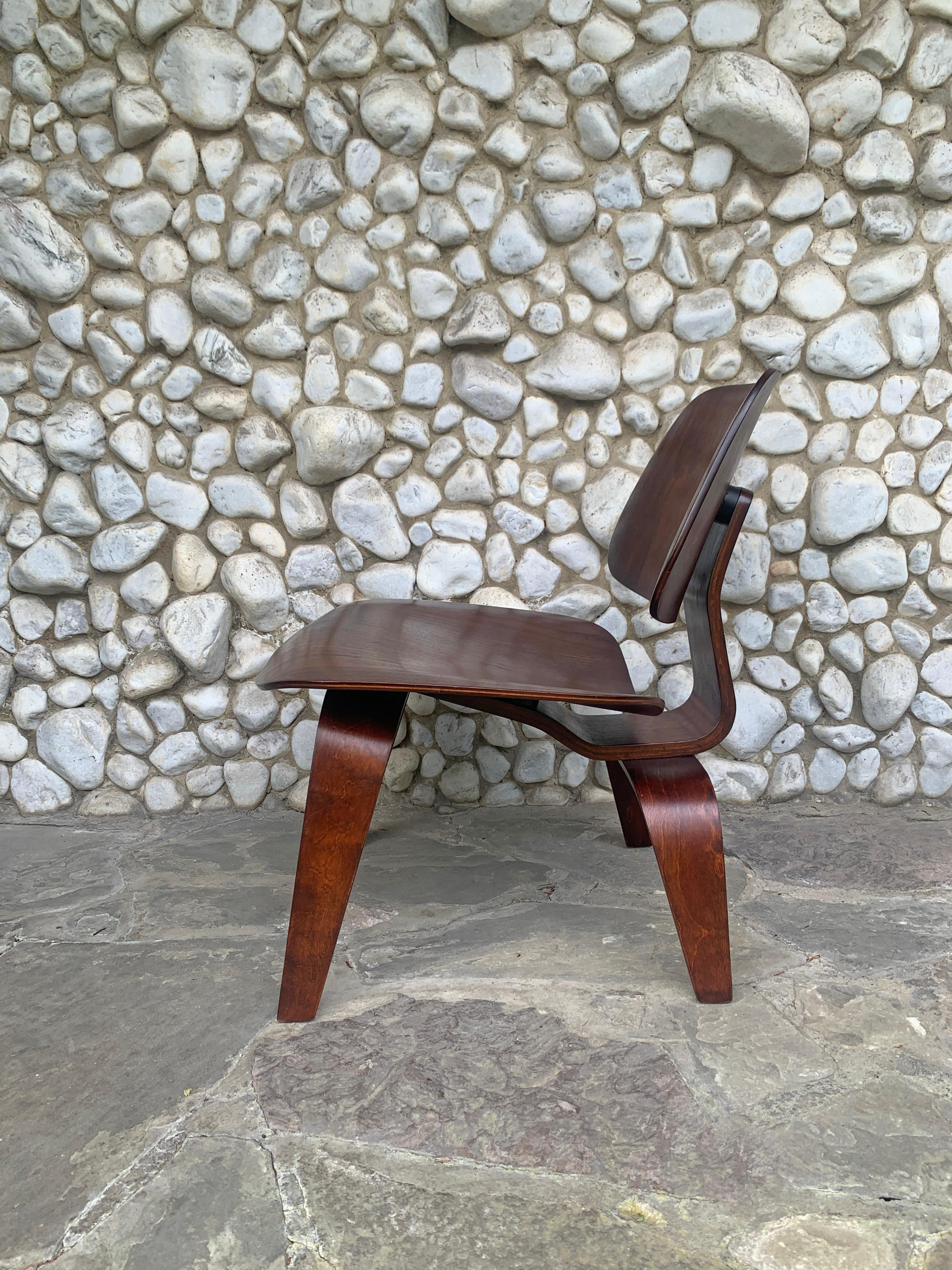 Placage Chaise longue LCW en noyer, Charles and Ray Eames Herman Miller 1940s en vente