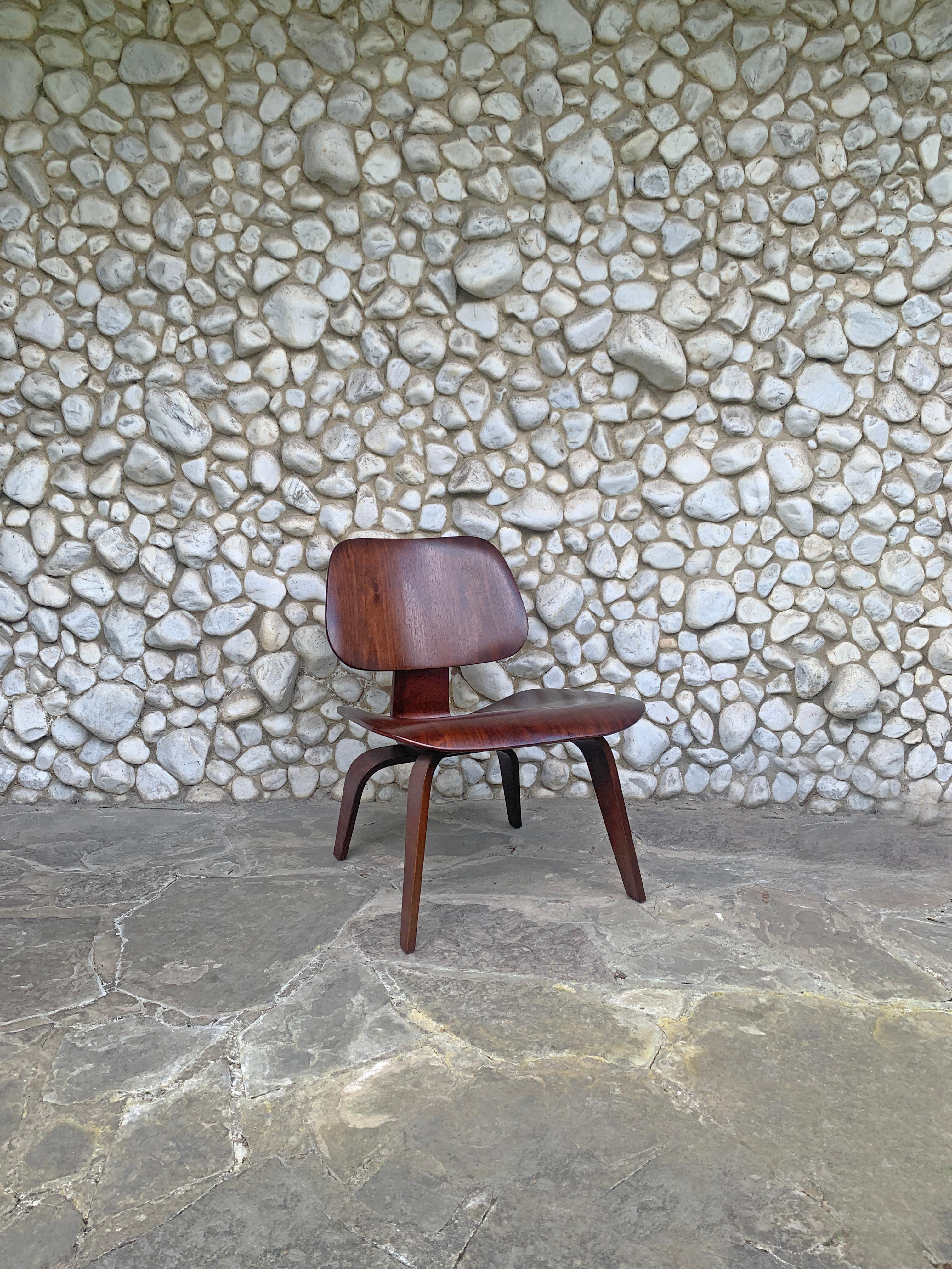 Chaise longue LCW en noyer, Charles and Ray Eames Herman Miller 1940s Bon état - En vente à Vorst, BE