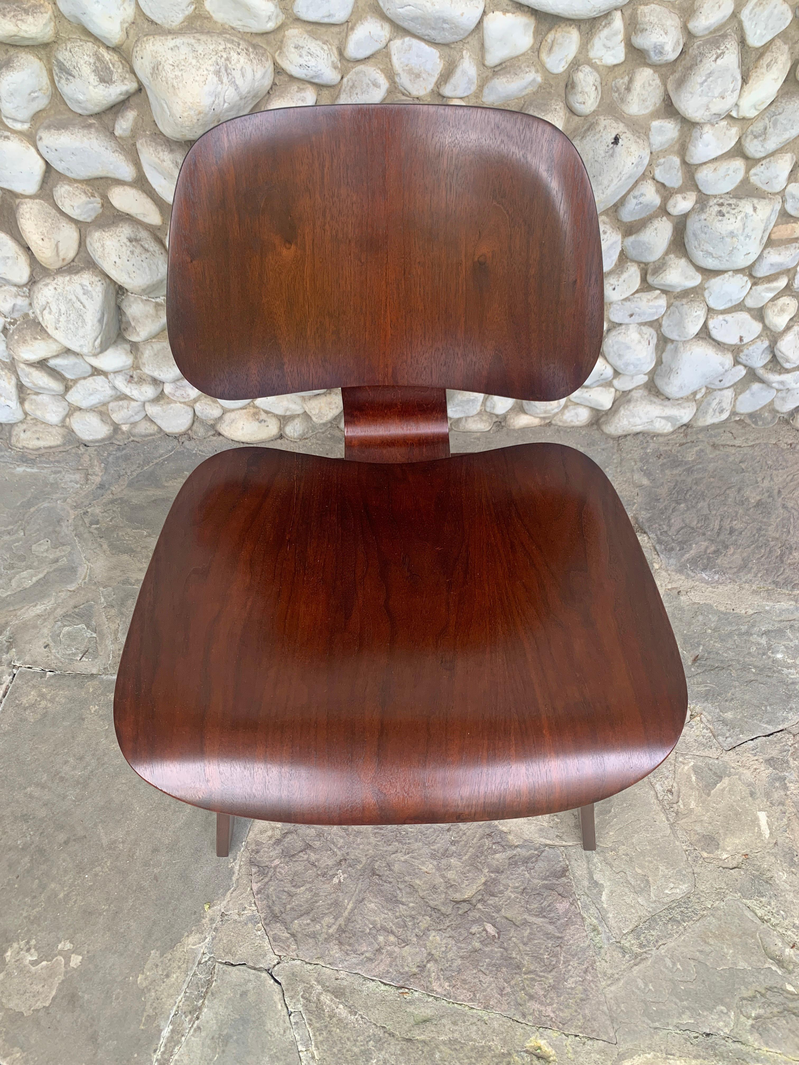 20ième siècle Chaise longue LCW en noyer, Charles and Ray Eames Herman Miller 1940s en vente