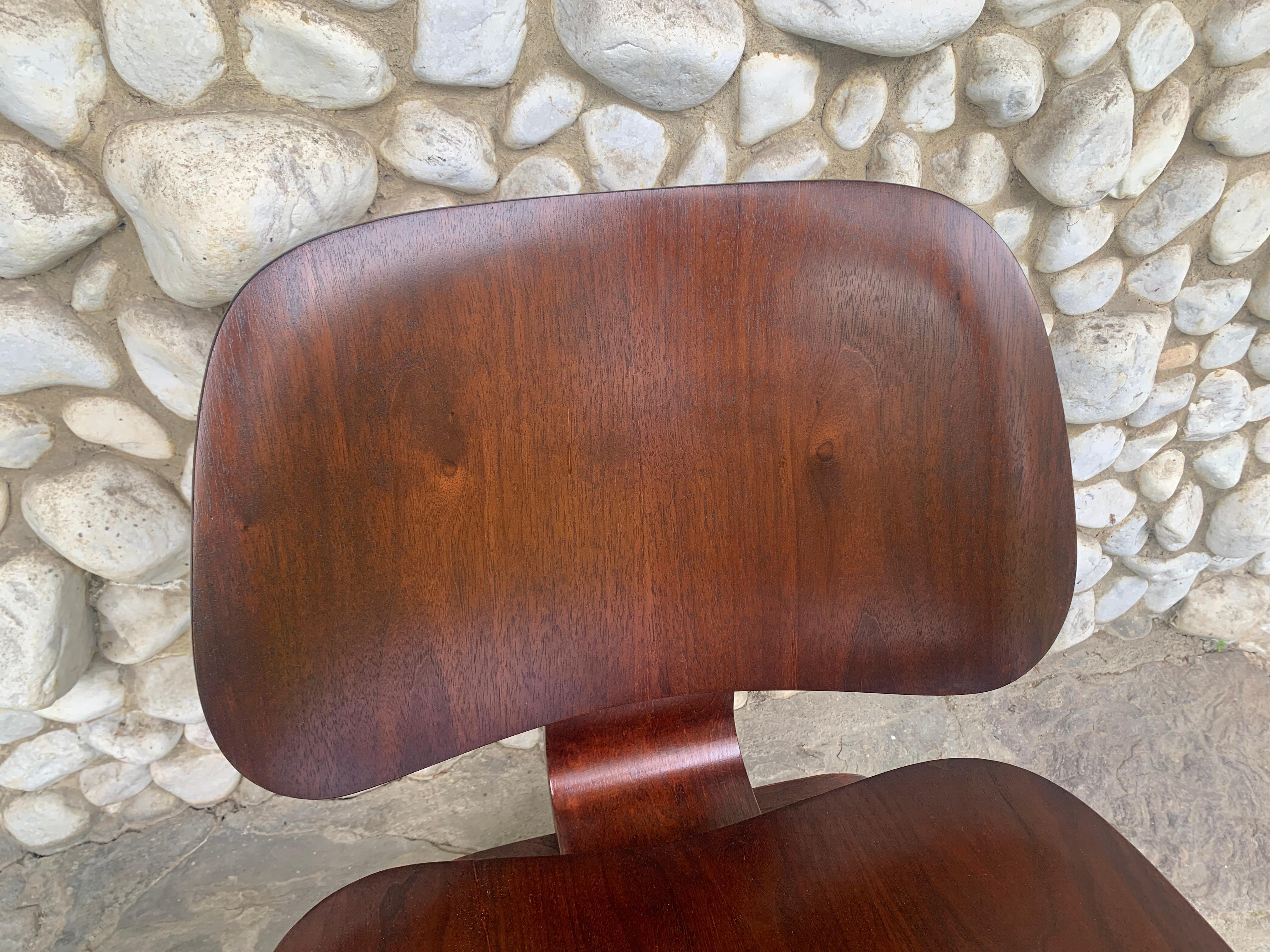 Noyer Chaise longue LCW en noyer, Charles and Ray Eames Herman Miller 1940s en vente