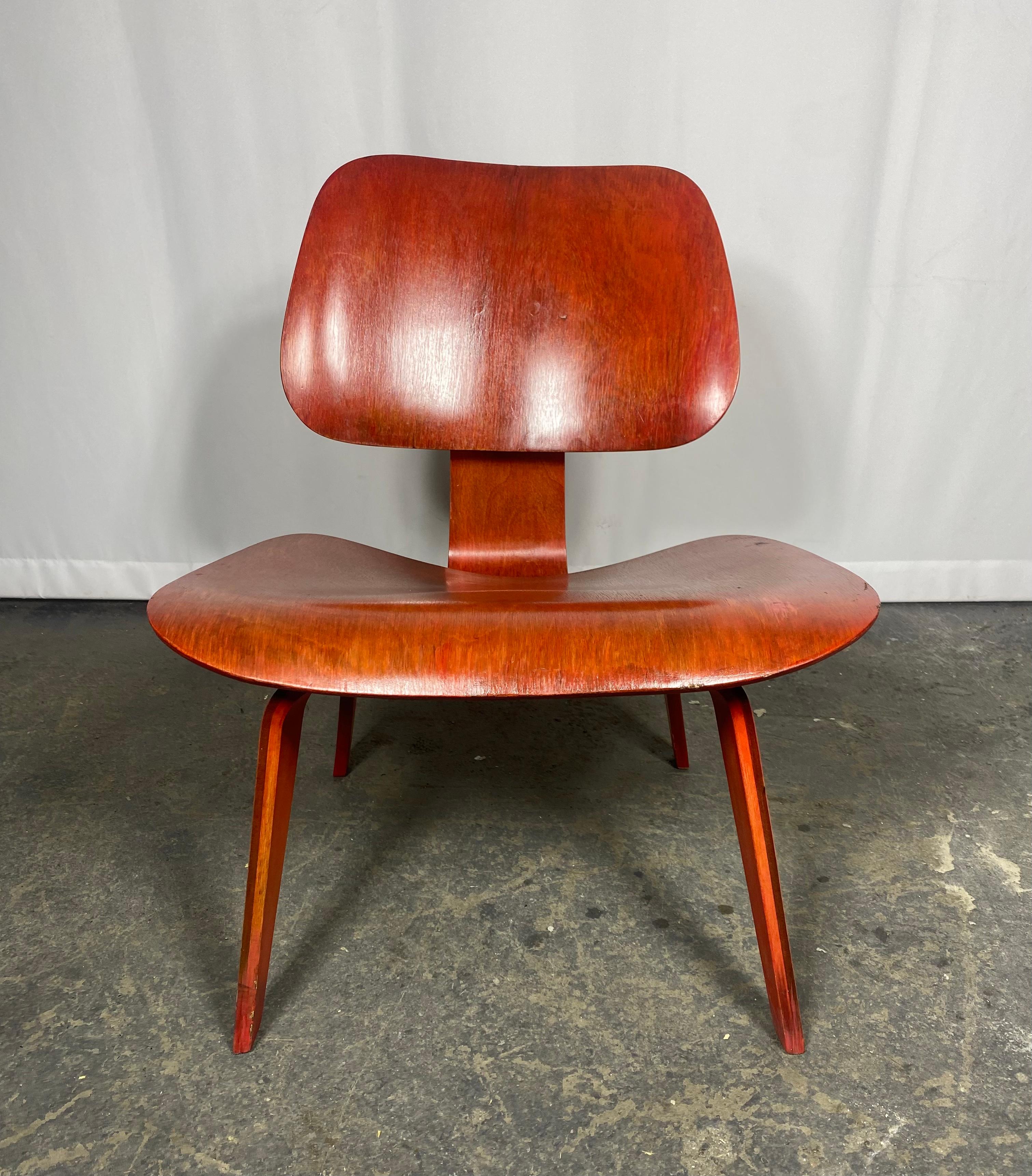 Early LCW Lounge Chair stained red by Charles and Ray Eames, Evans Plywood, 1950s en vente 2