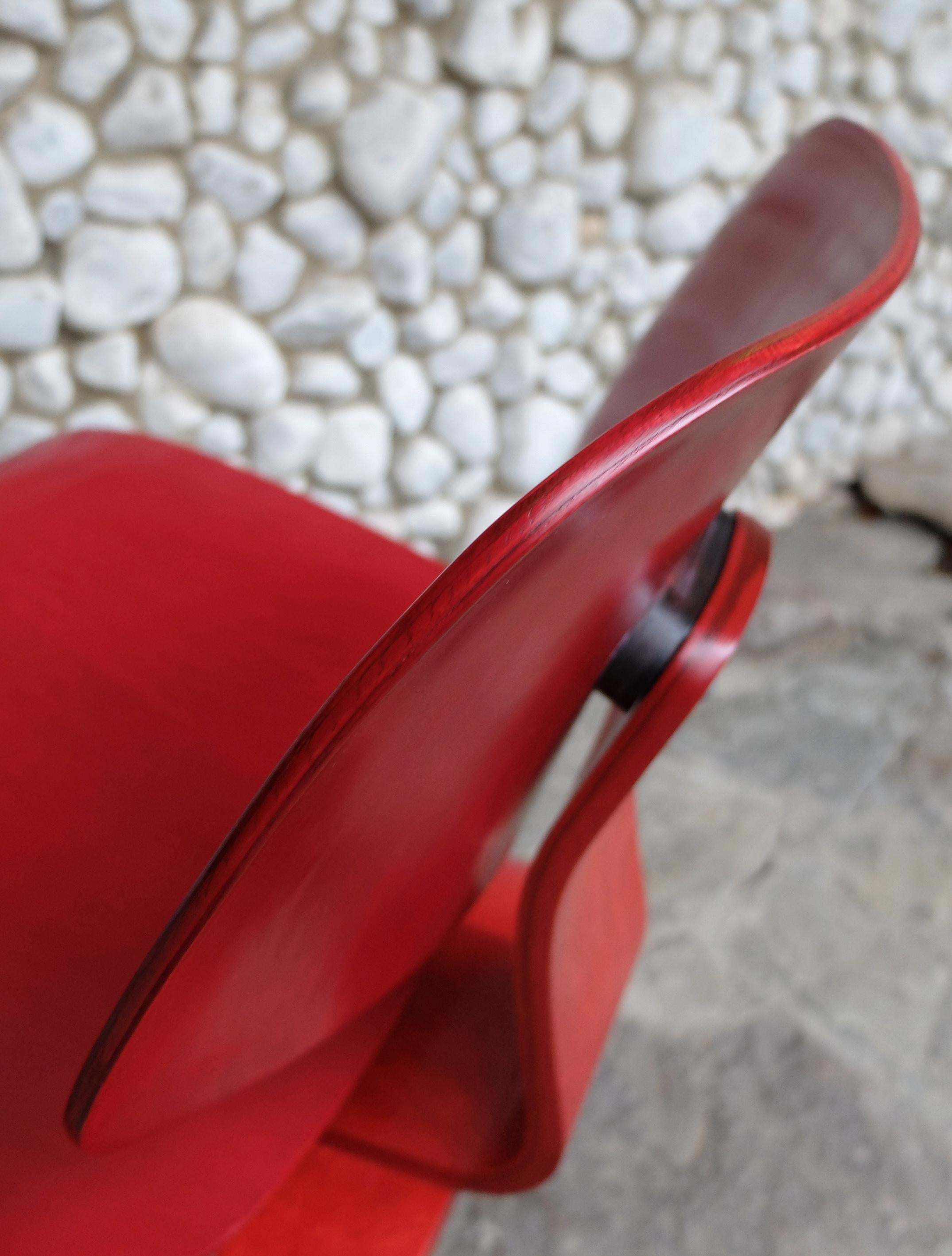 Early LCW Lounge Chair stained red by Charles & Ray Eames, Evans Plywood, 1950s For Sale 3