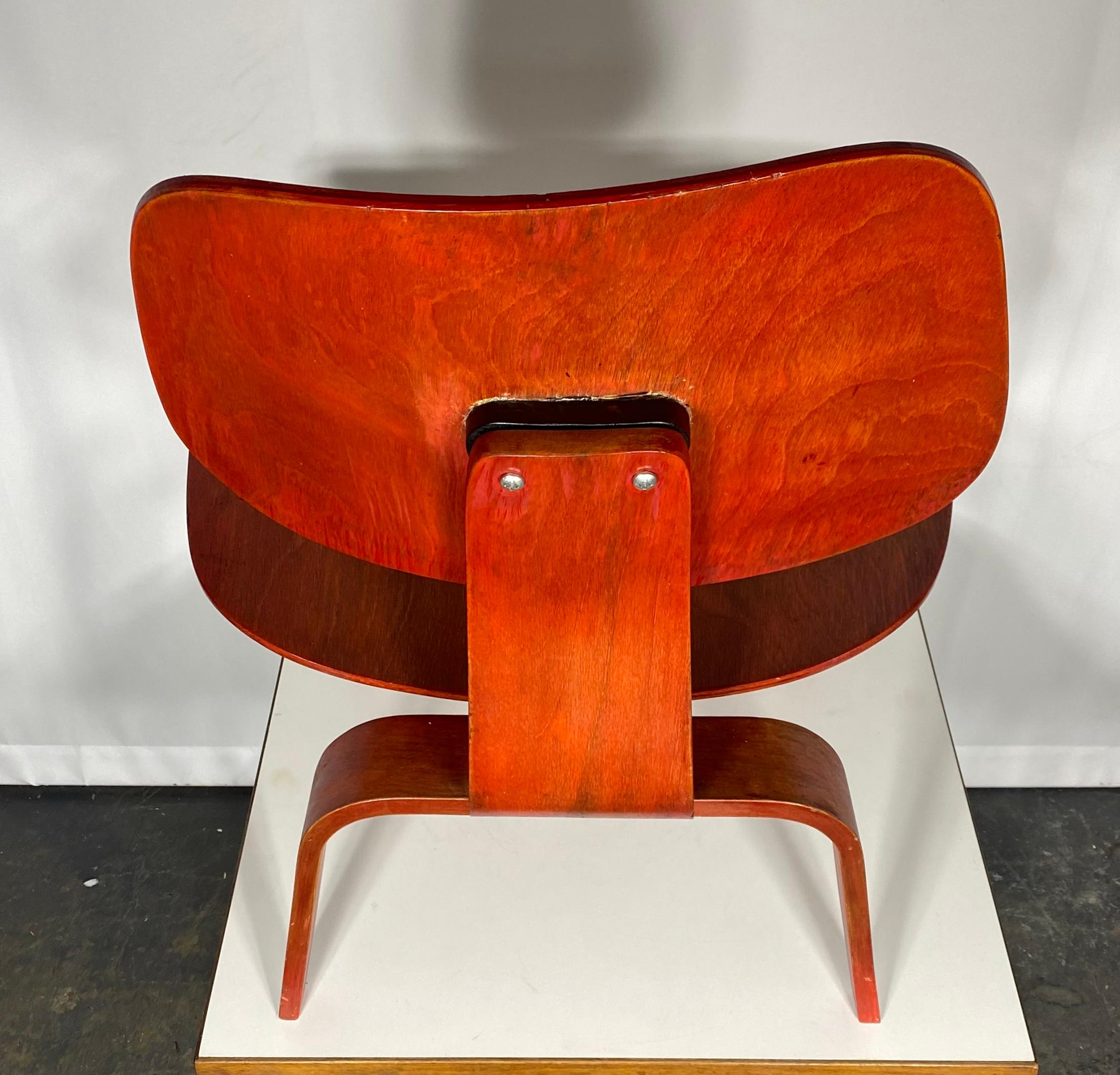 Early LCW Lounge Chair stained red by Charles & Ray Eames, Evans Plywood, 1950s For Sale 4