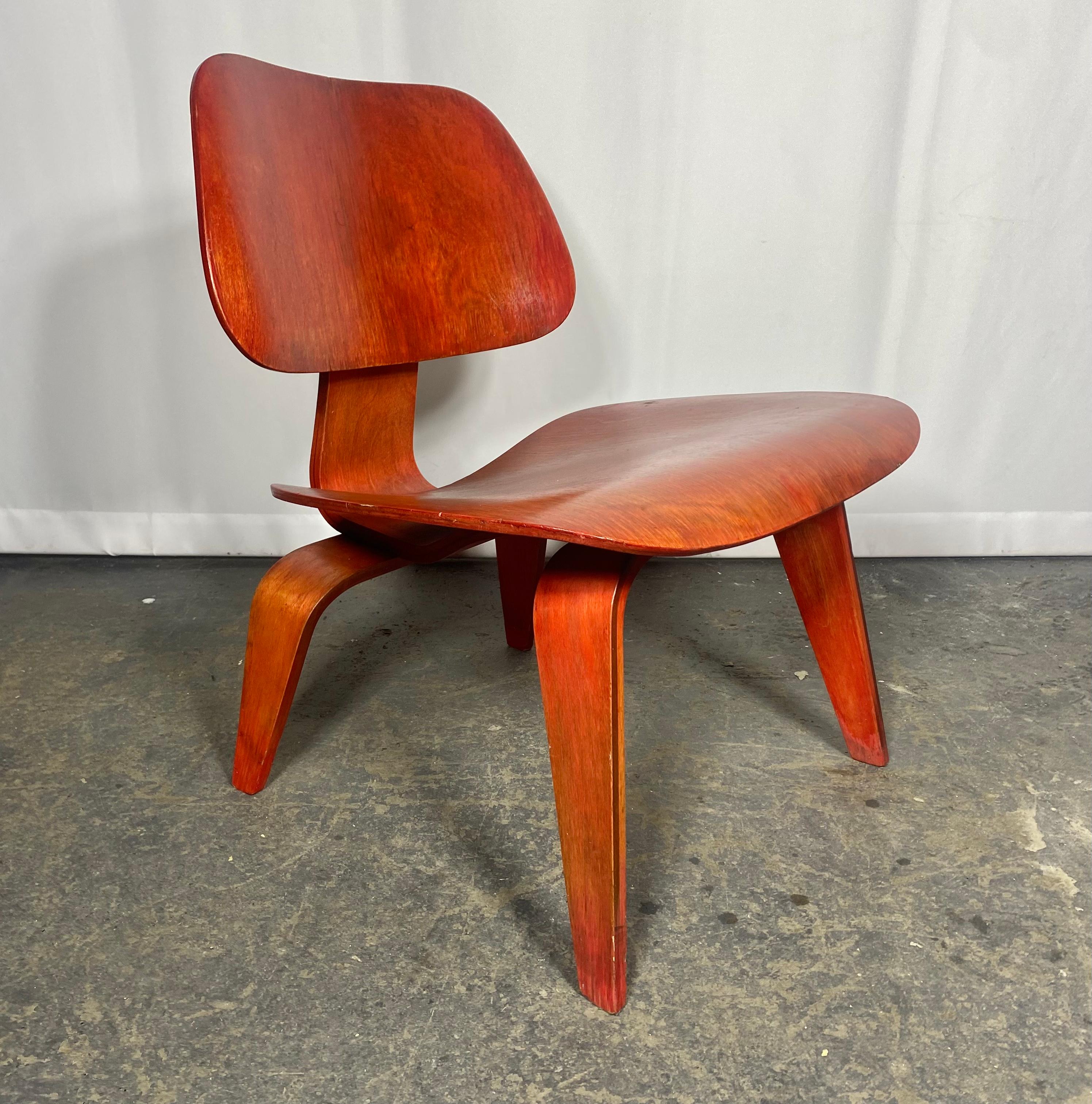 Early LCW Lounge Chair stained red by Charles & Ray Eames, Evans Plywood, 1950s For Sale 5