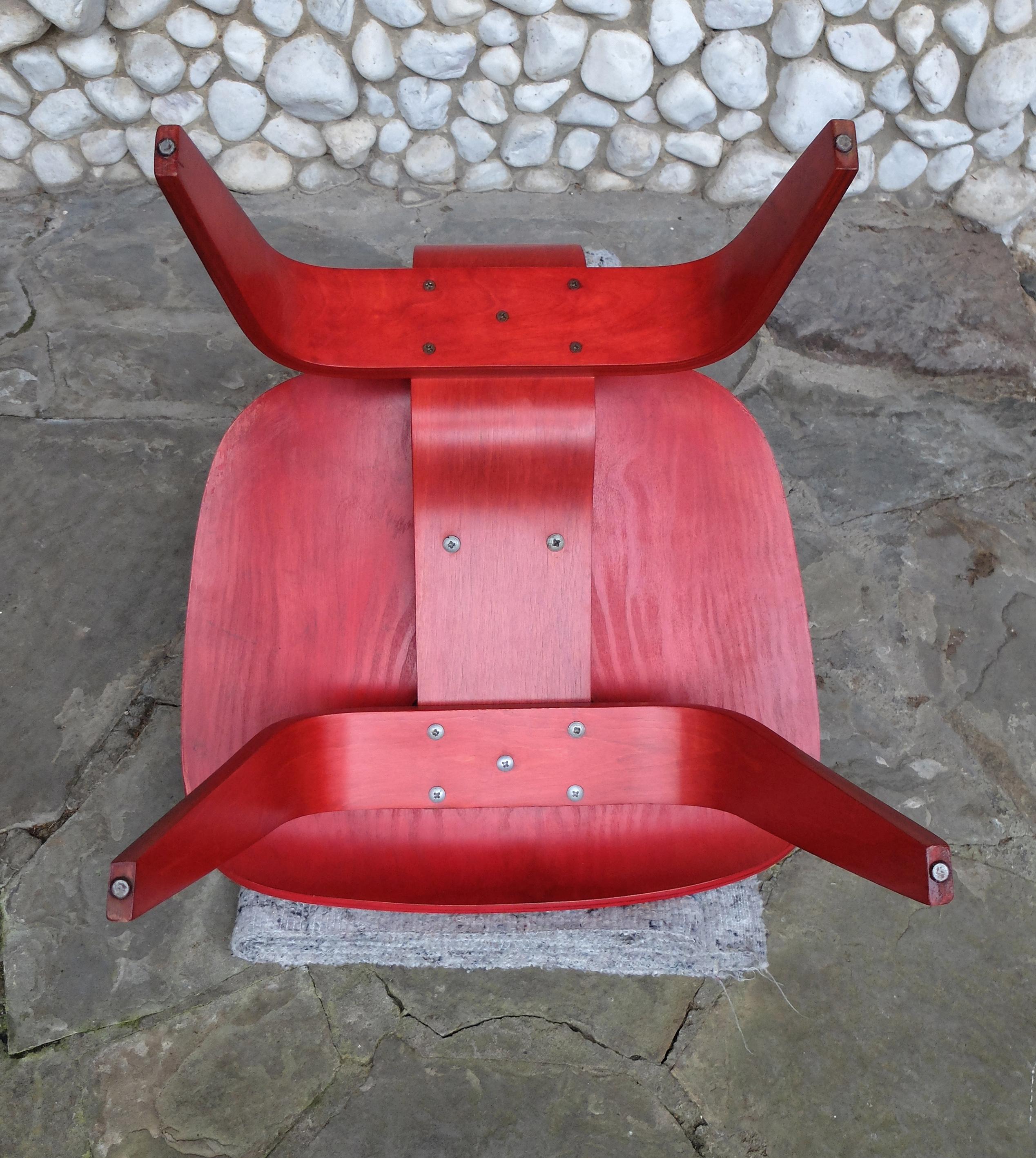 Early LCW Lounge Chair stained red by Charles & Ray Eames, Evans Plywood, 1950s For Sale 4