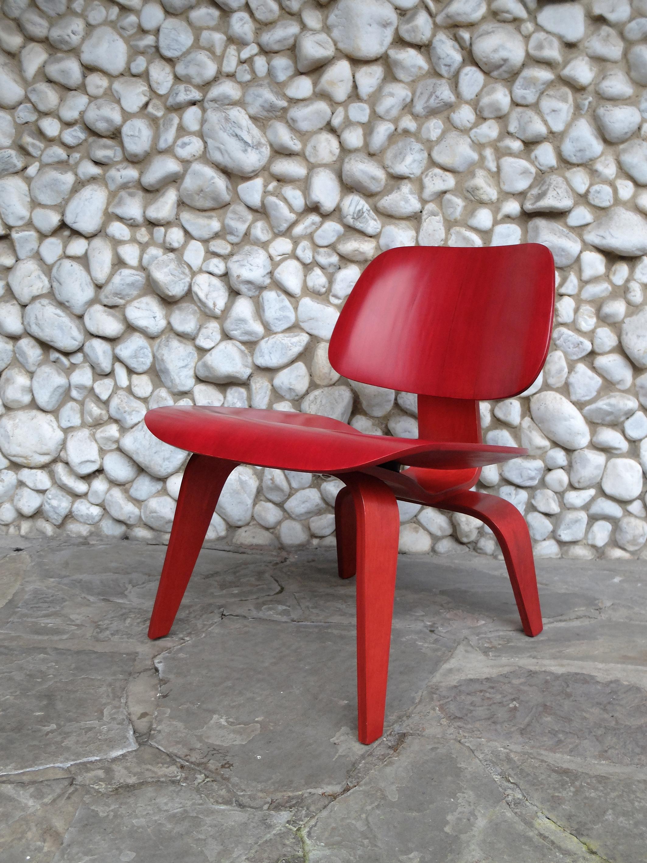 Early LCW Lounge Chair stained red by Charles and Ray Eames, Evans Plywood, 1950s en vente 4