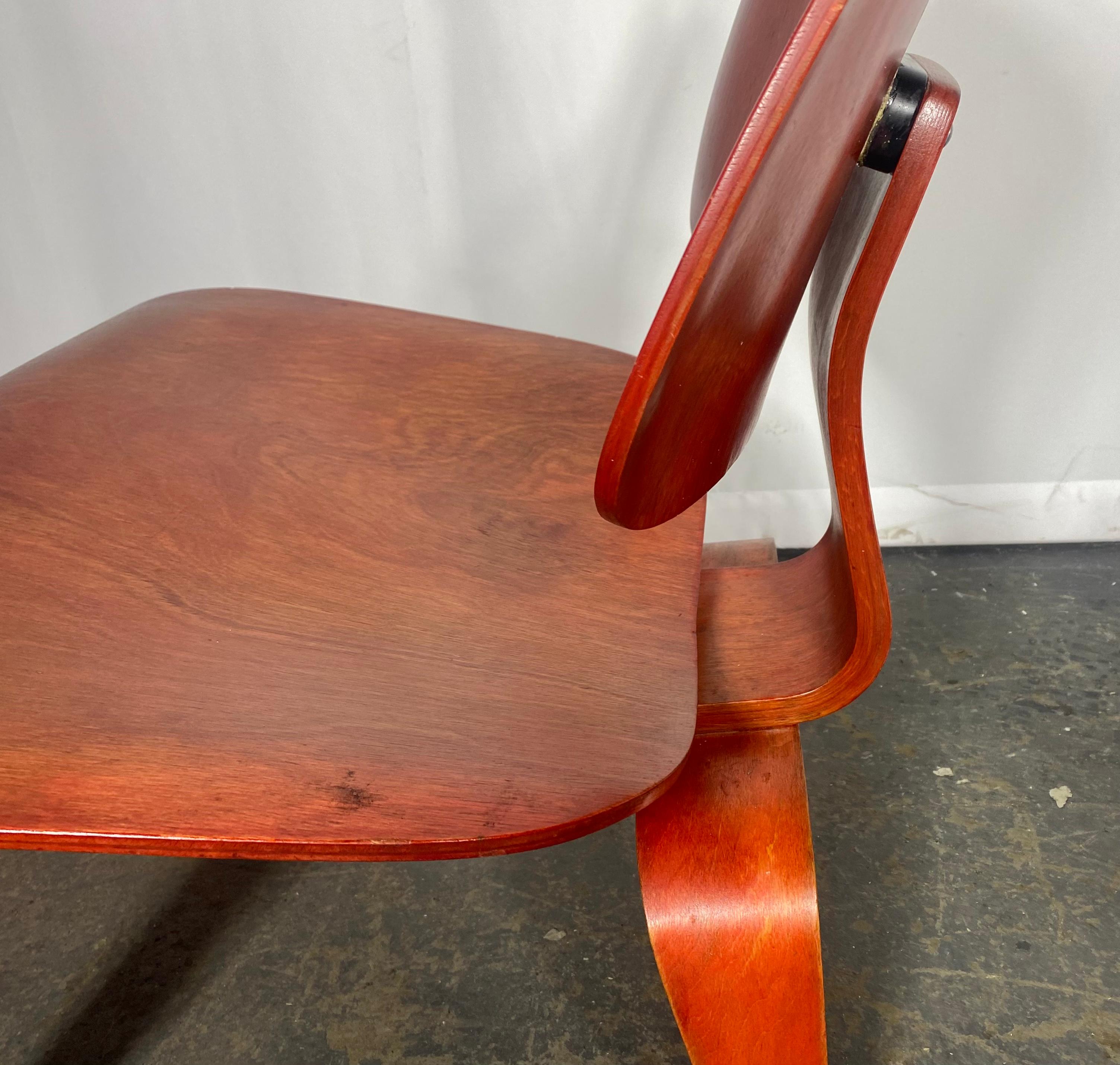 Early LCW Lounge Chair stained red by Charles and Ray Eames, Evans Plywood, 1950s en vente 6