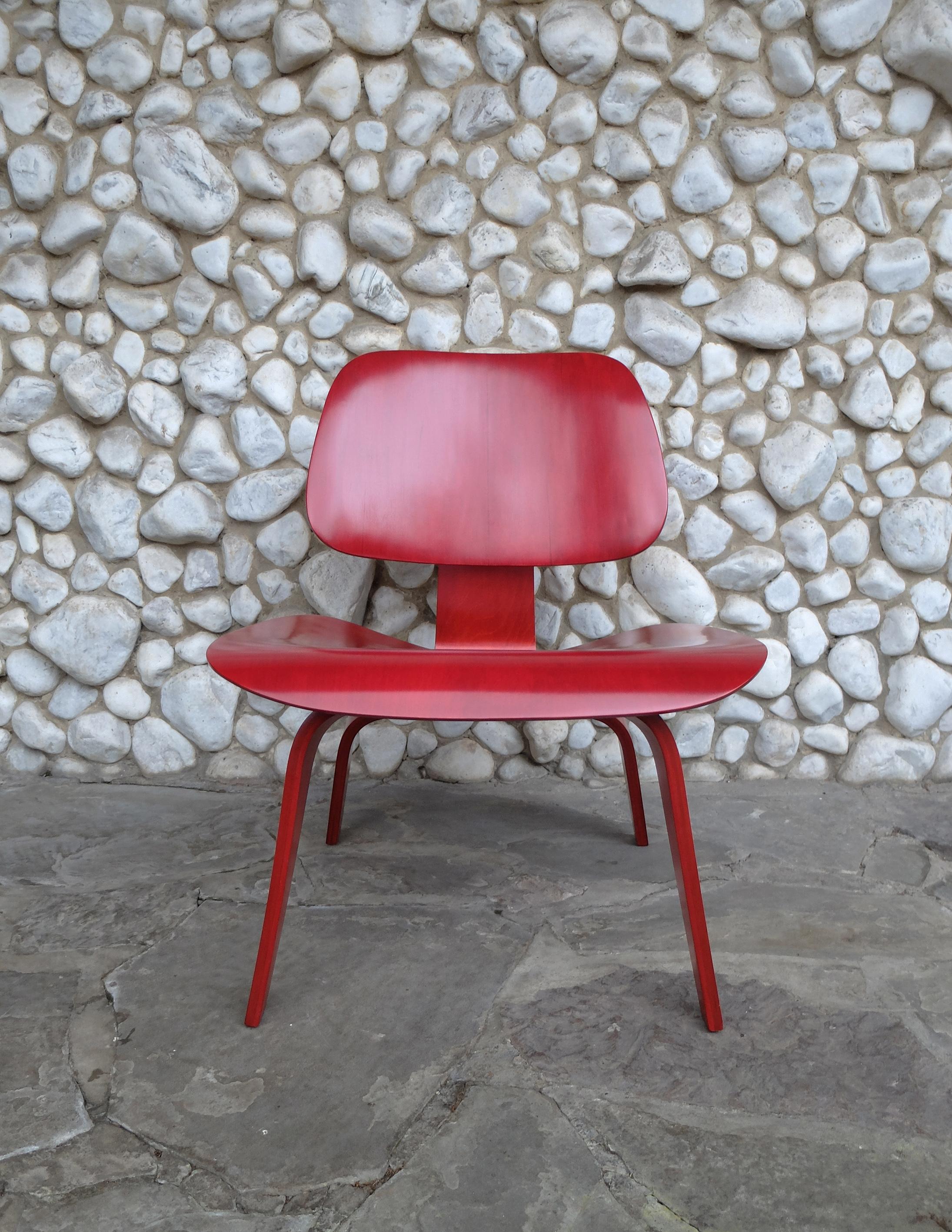 LCW-Stuhl (Lounge Chair Wood), entworfen von Charles und Ray Eames um 1945.

Der Stuhl wurde von Herman Miller verkauft, aber von Evans Plywood in den Jahren 1948-1949 hergestellt. Die untenstehende 5-2-5-Schraubenanordnung wird nur von Evans