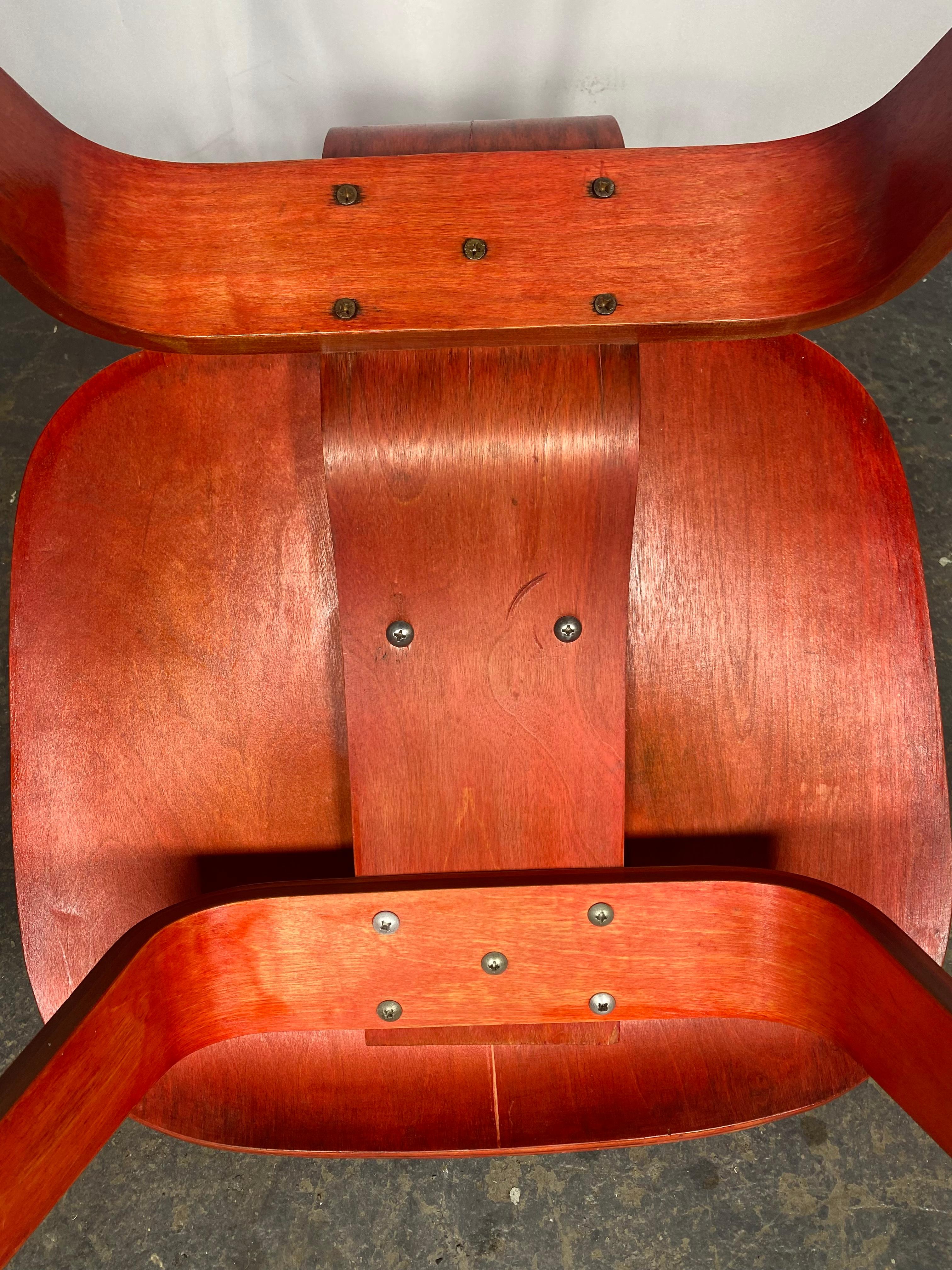 Mid-Century Modern Early LCW Lounge Chair stained red by Charles and Ray Eames, Evans Plywood, 1950s en vente