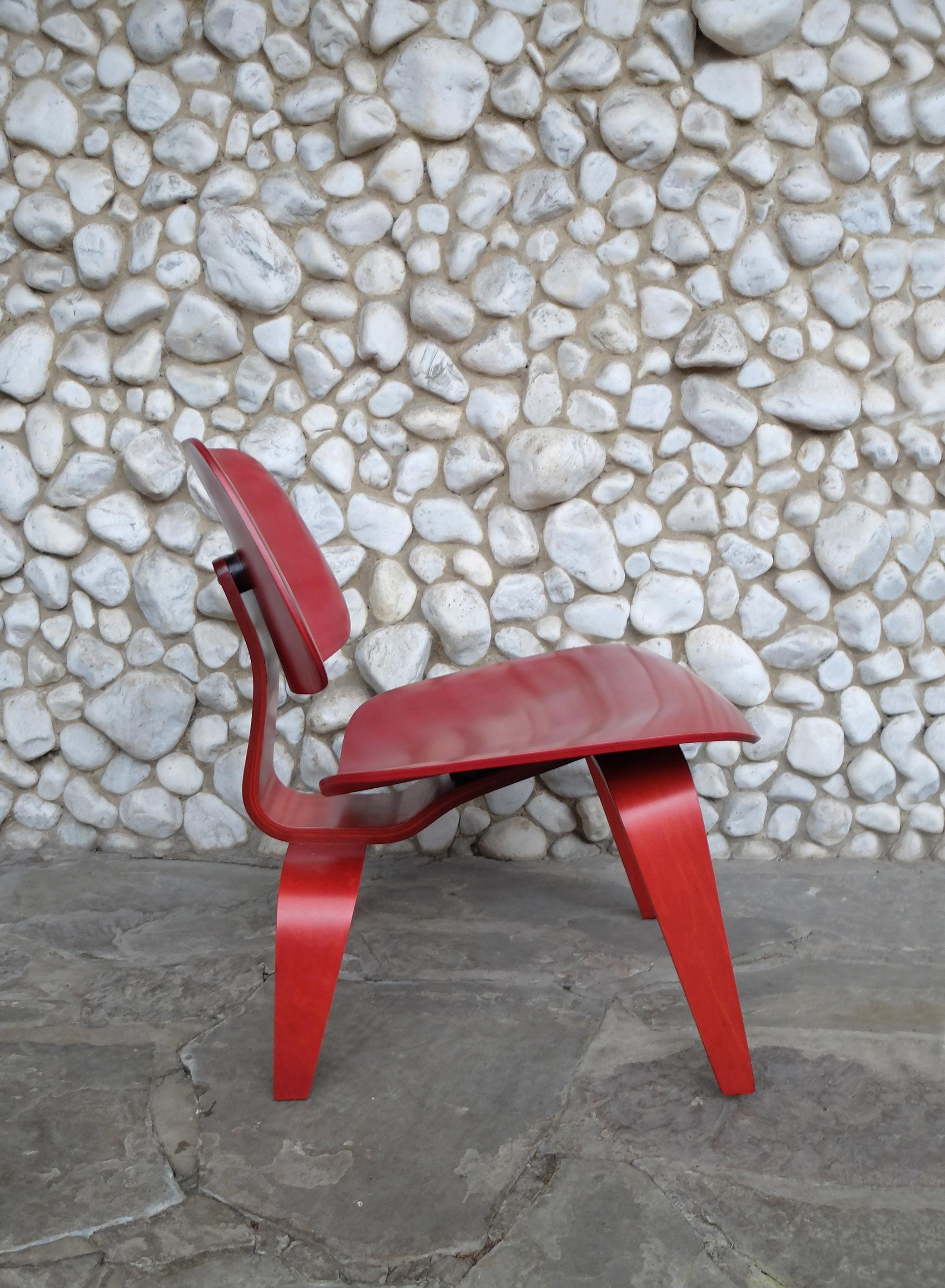 Mid-Century Modern Early LCW Lounge Chair stained red by Charles & Ray Eames, Evans Plywood, 1950s For Sale