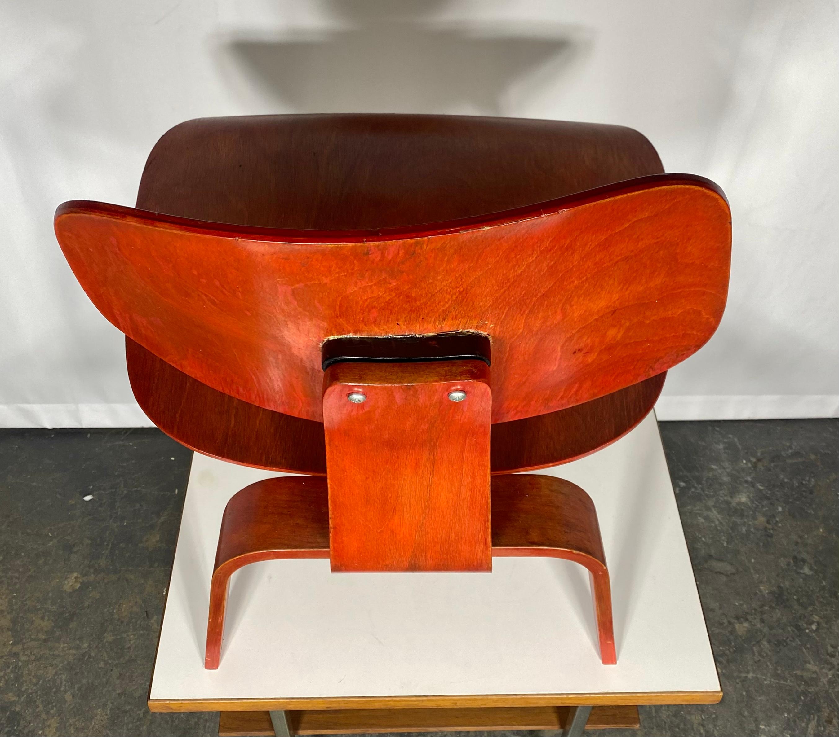 American Early LCW Lounge Chair stained red by Charles & Ray Eames, Evans Plywood, 1950s For Sale