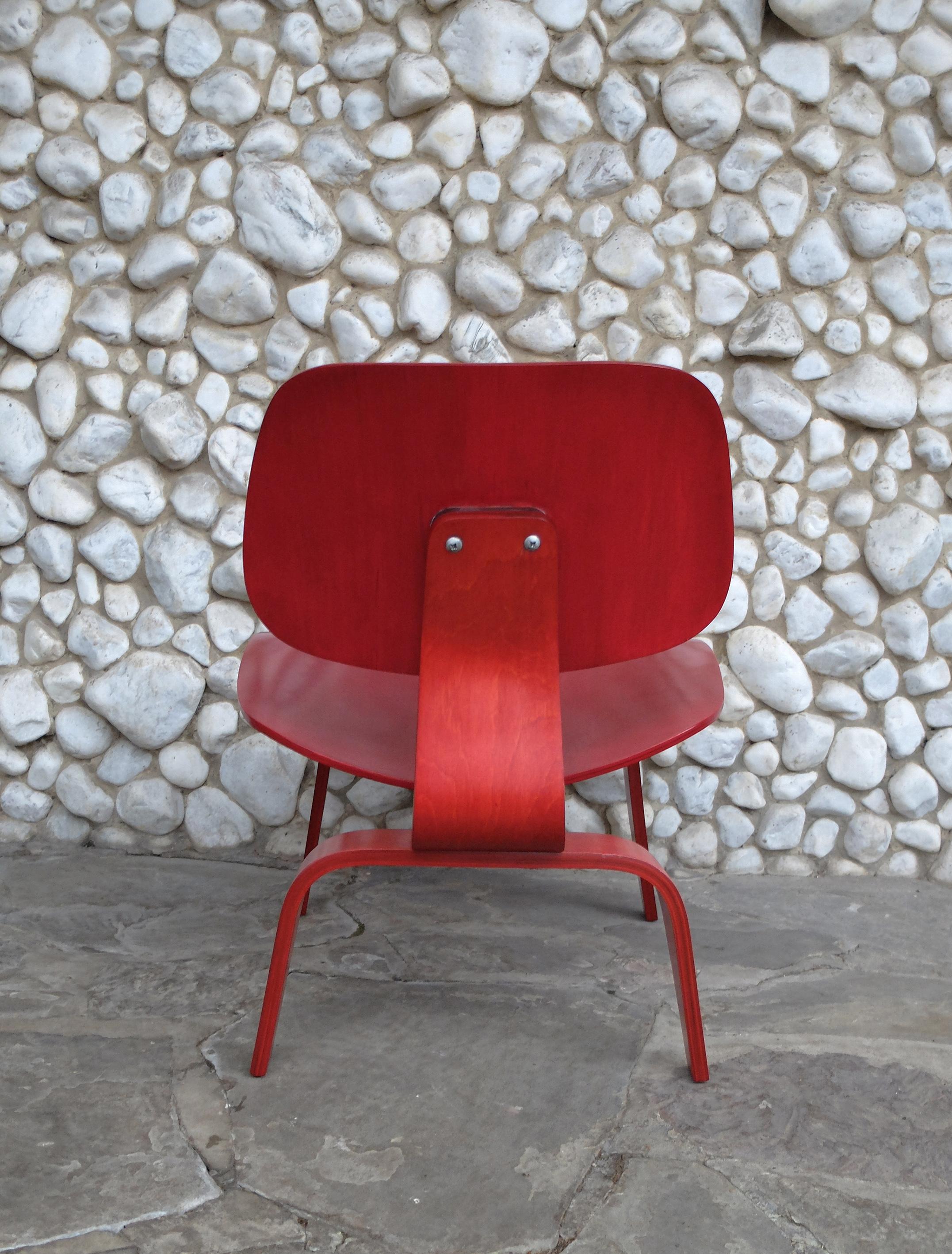Mid-Century Modern Early LCW Lounge Chair stained red by Charles and Ray Eames, Evans Plywood, 1950s en vente