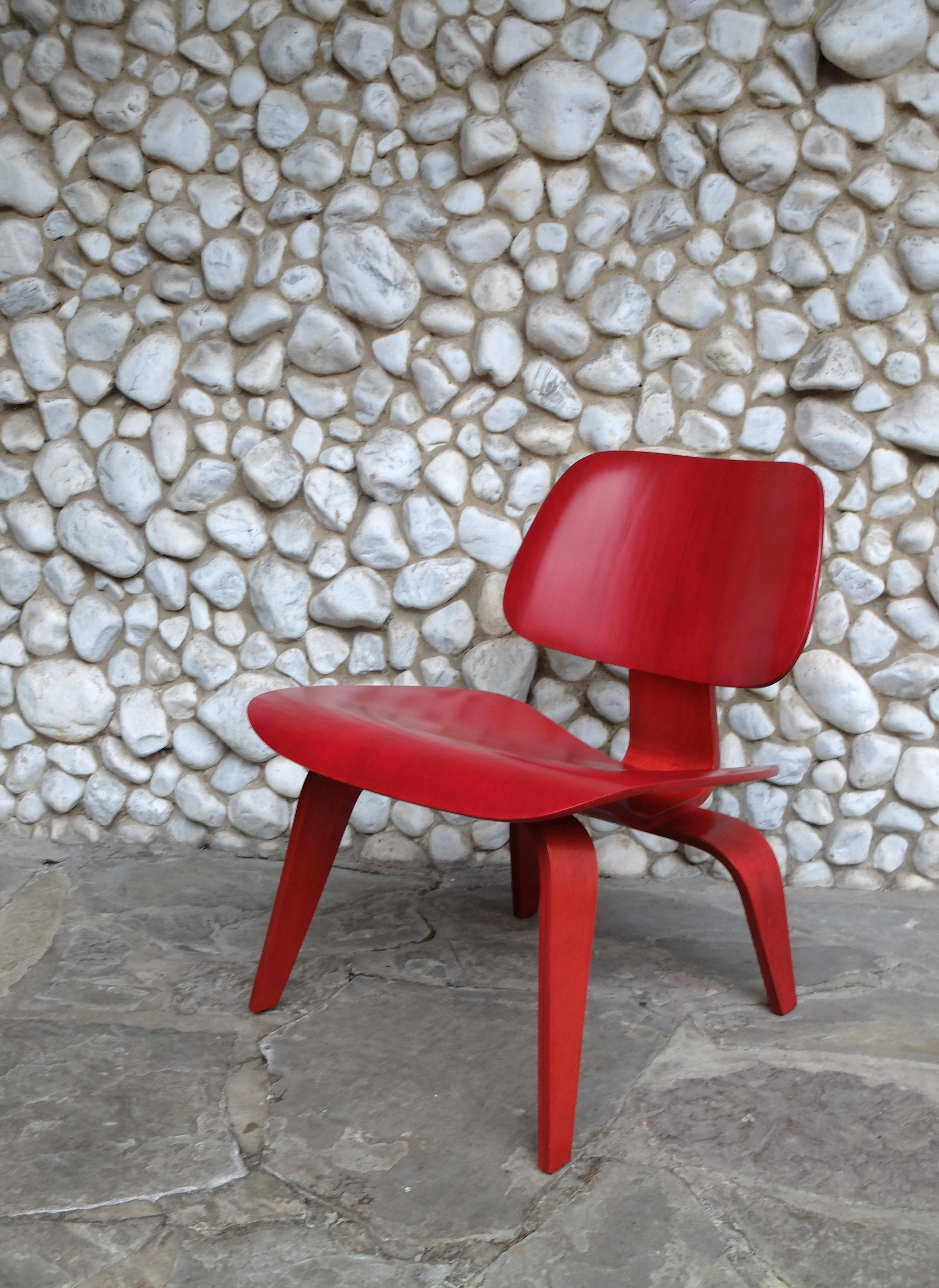 Veneer Early LCW Lounge Chair stained red by Charles & Ray Eames, Evans Plywood, 1950s For Sale
