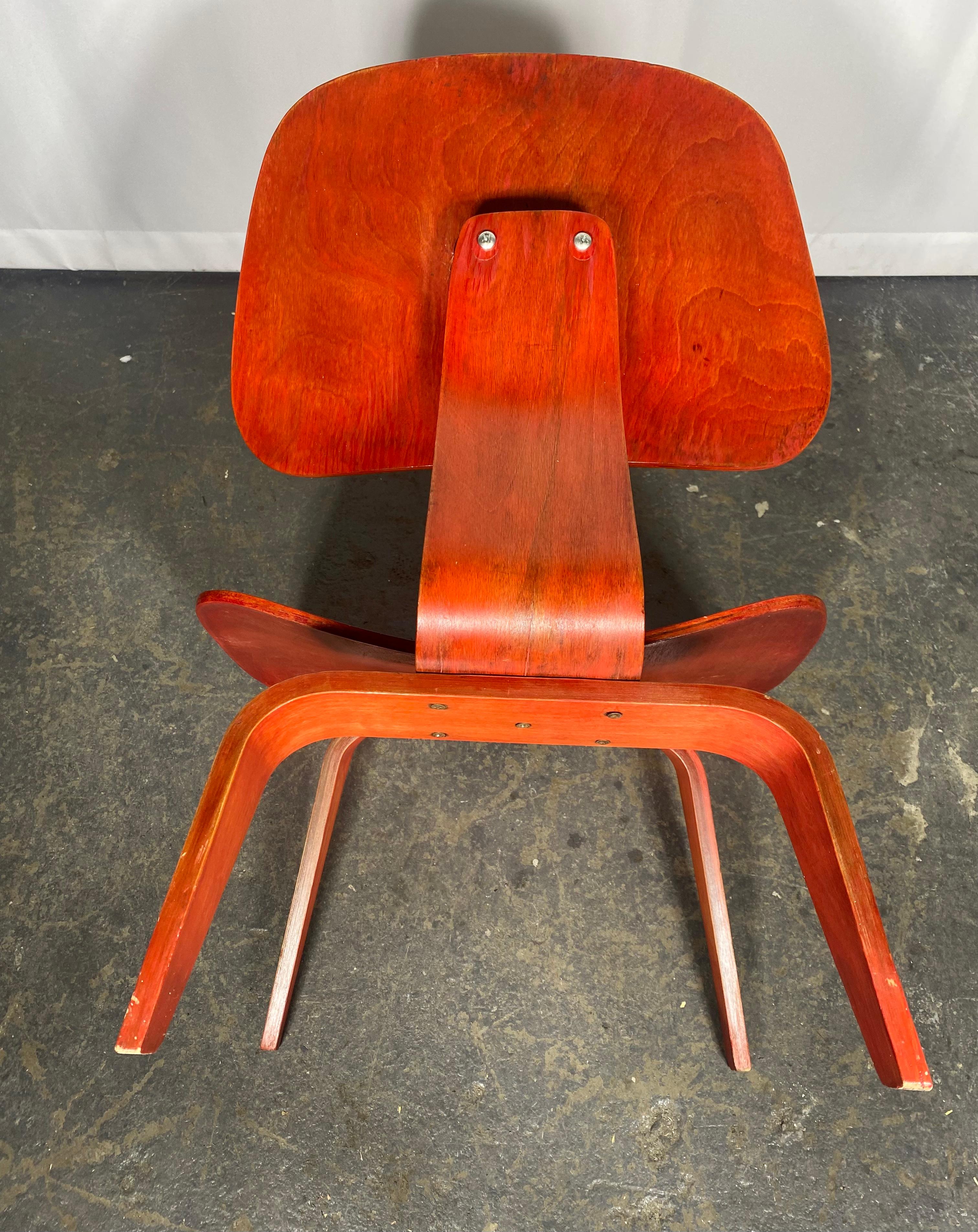 Early LCW Lounge Chair stained red by Charles and Ray Eames, Evans Plywood, 1950s Bon état - En vente à Buffalo, NY