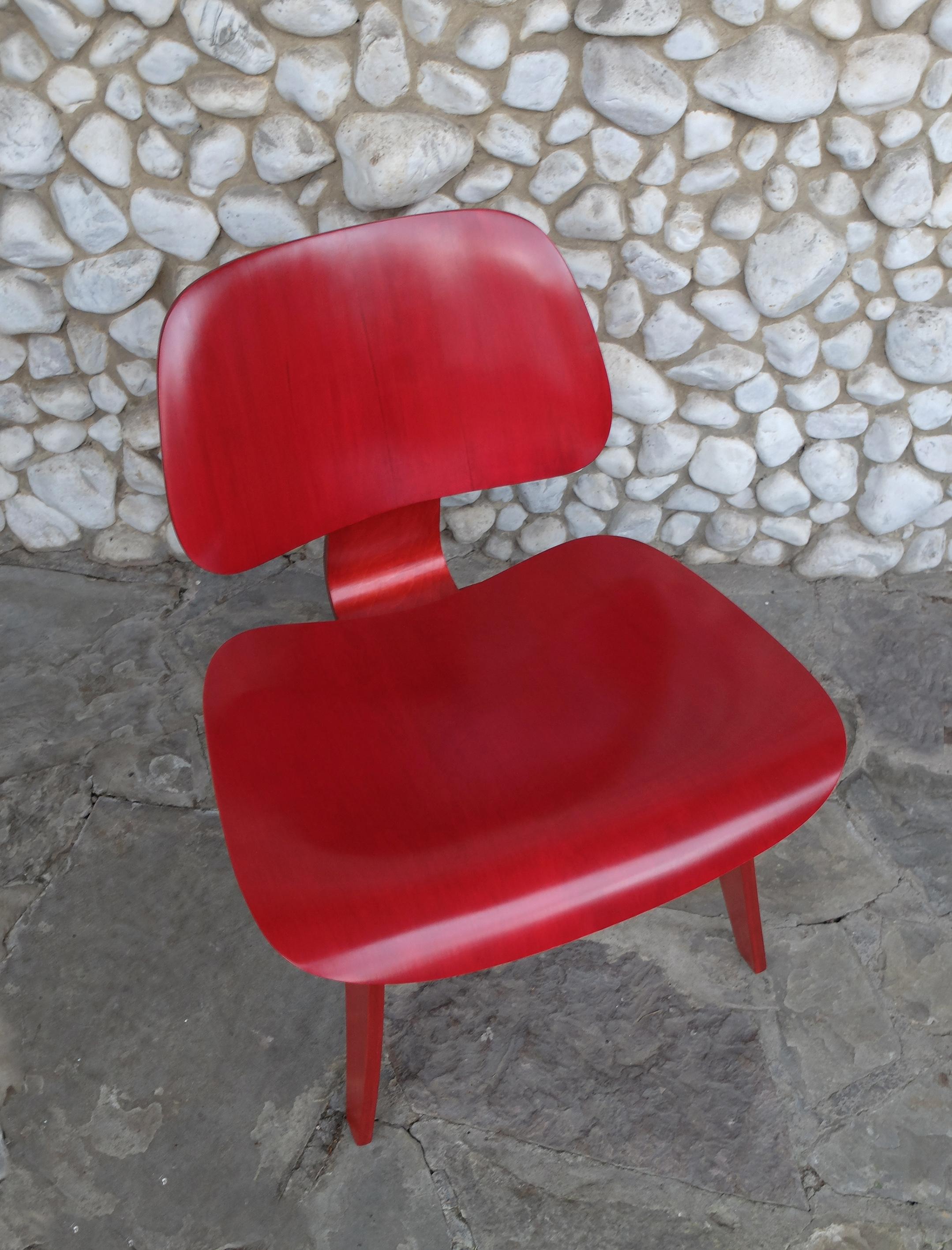 Früher LCW-Loungesessel, rot gebeizt, von Charles & Ray Eames, Evans Plywood, 1950er Jahre im Zustand „Gut“ im Angebot in Vorst, BE