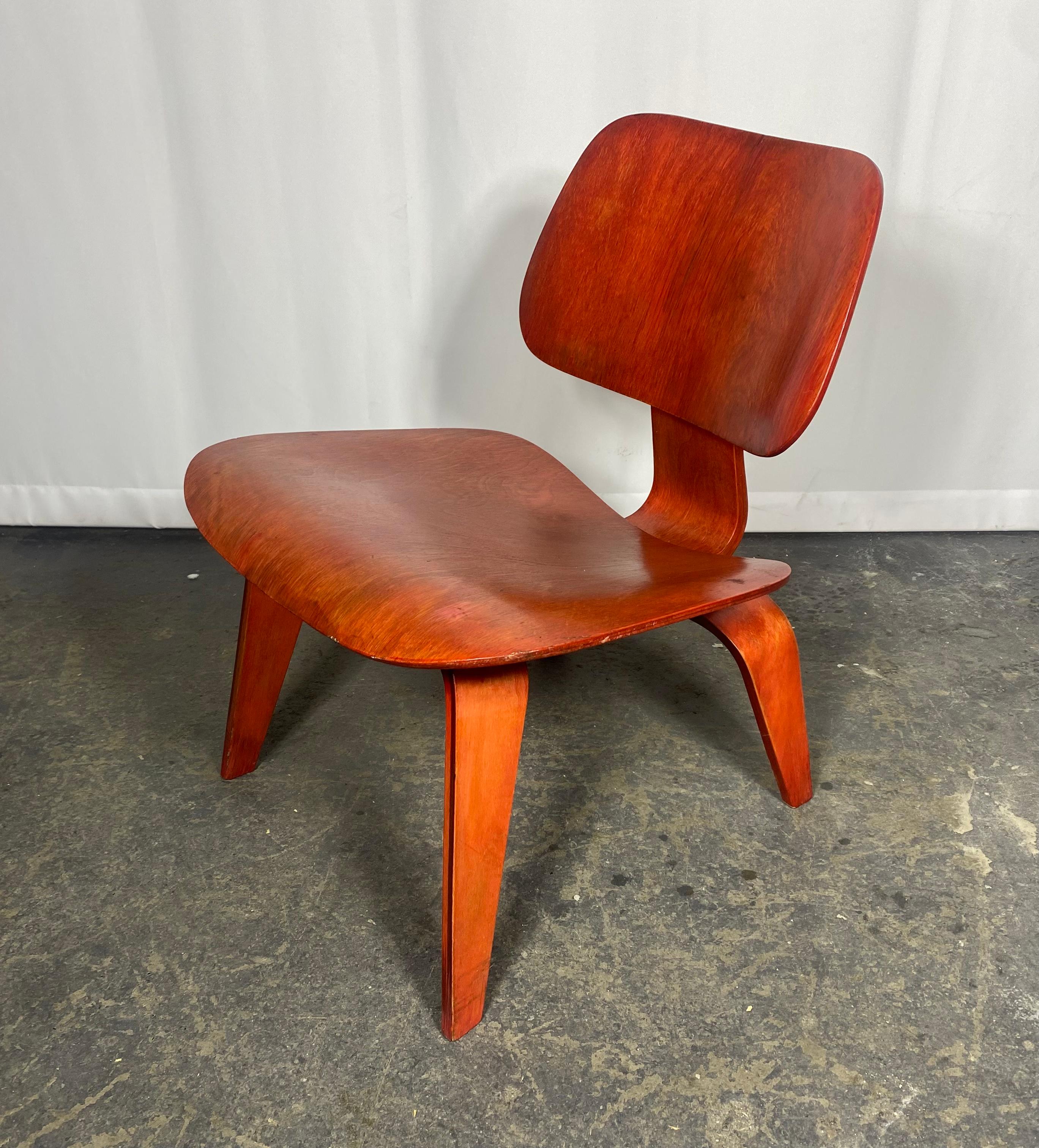 Milieu du XXe siècle Early LCW Lounge Chair stained red by Charles and Ray Eames, Evans Plywood, 1950s en vente